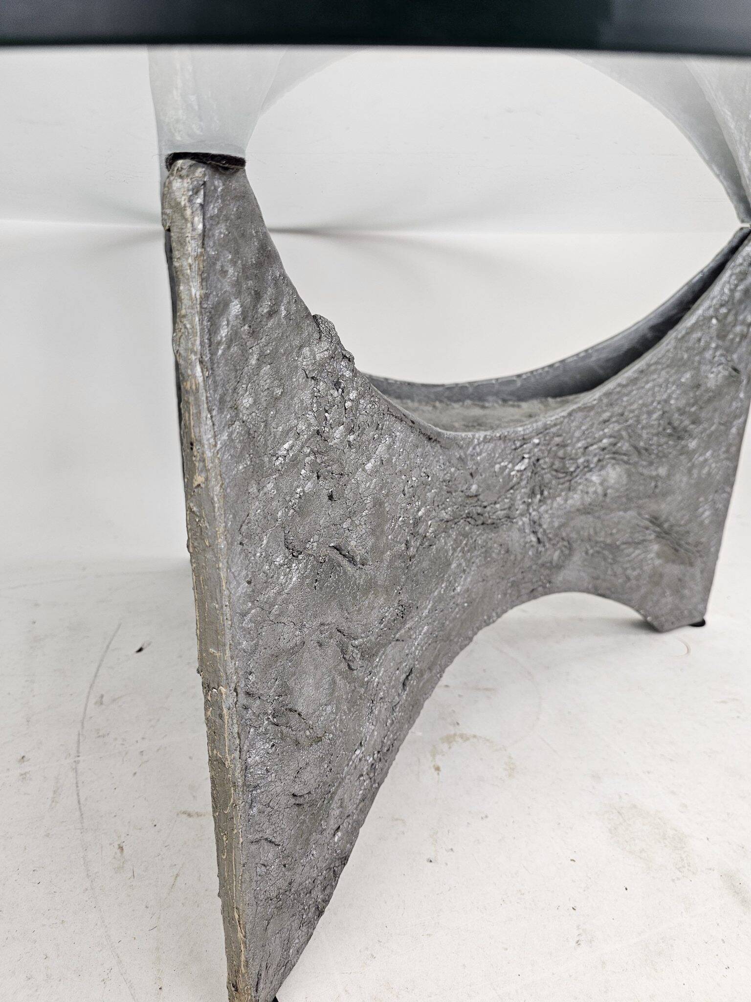 Table basse brutaliste ronde en aluminium coulé avec verre éclairé, années 1970