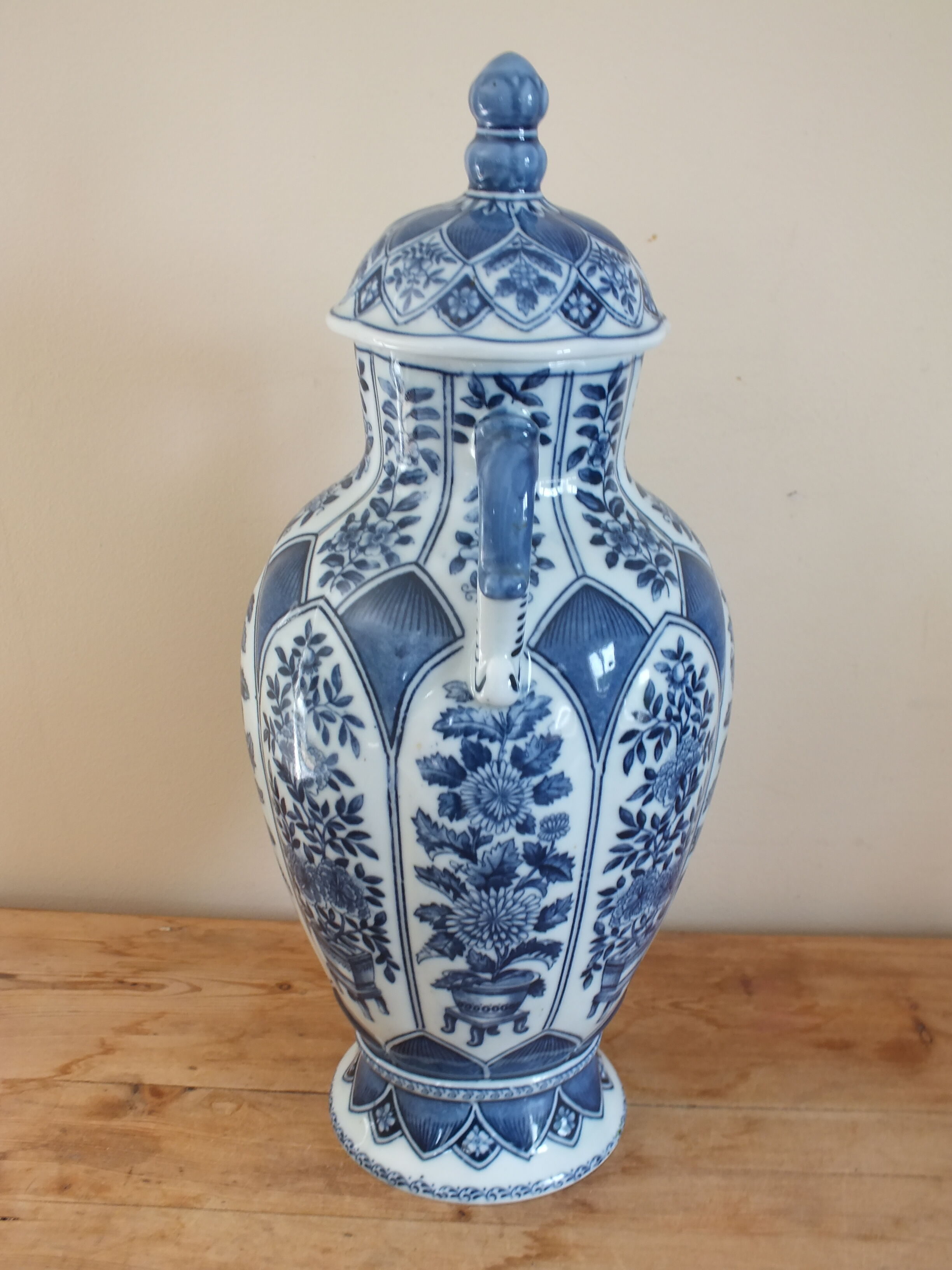 Covered pot in Delft porcelain