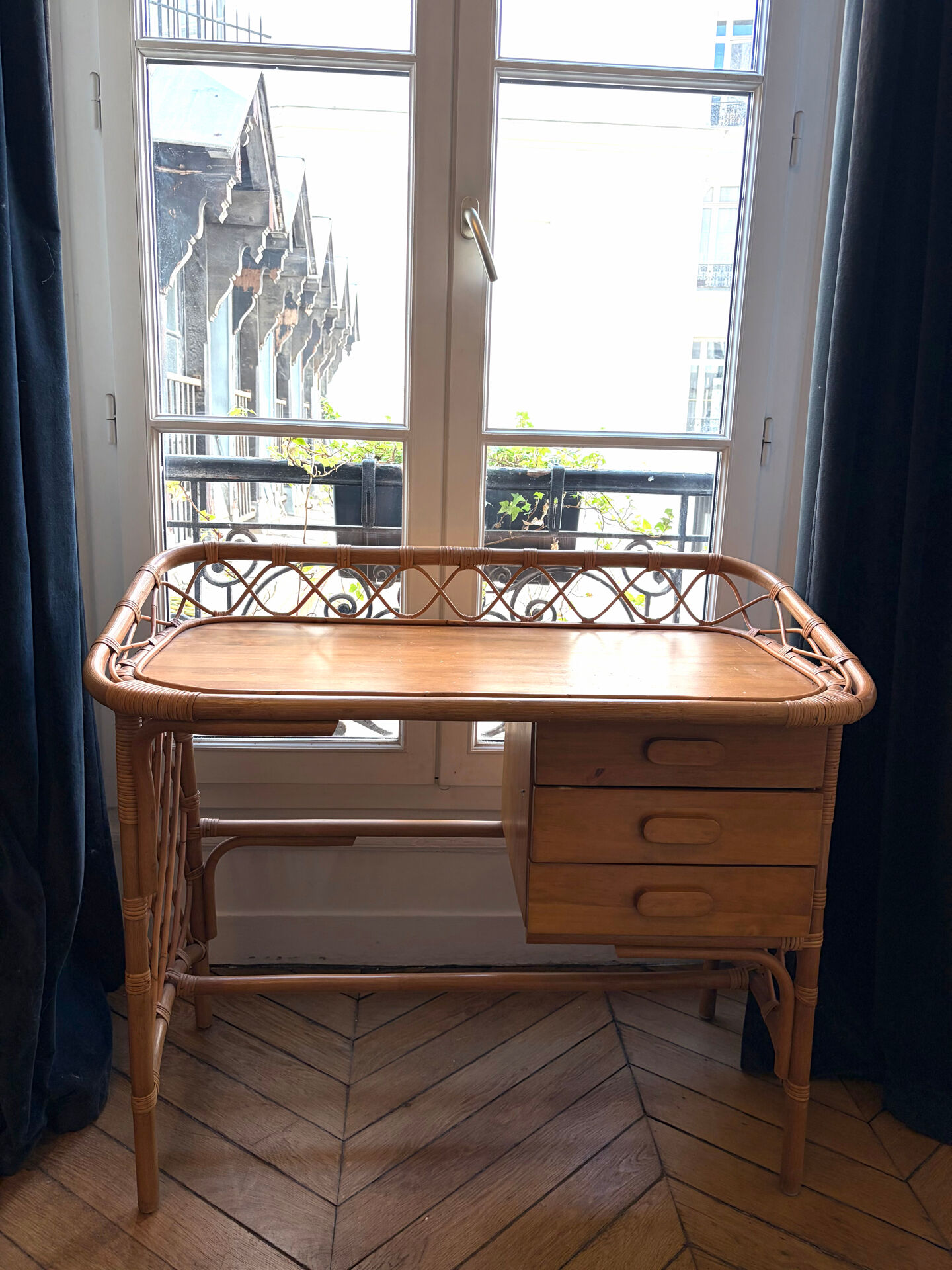 Bureau vintage Bonton en rotin et bois, 3 tiroirs