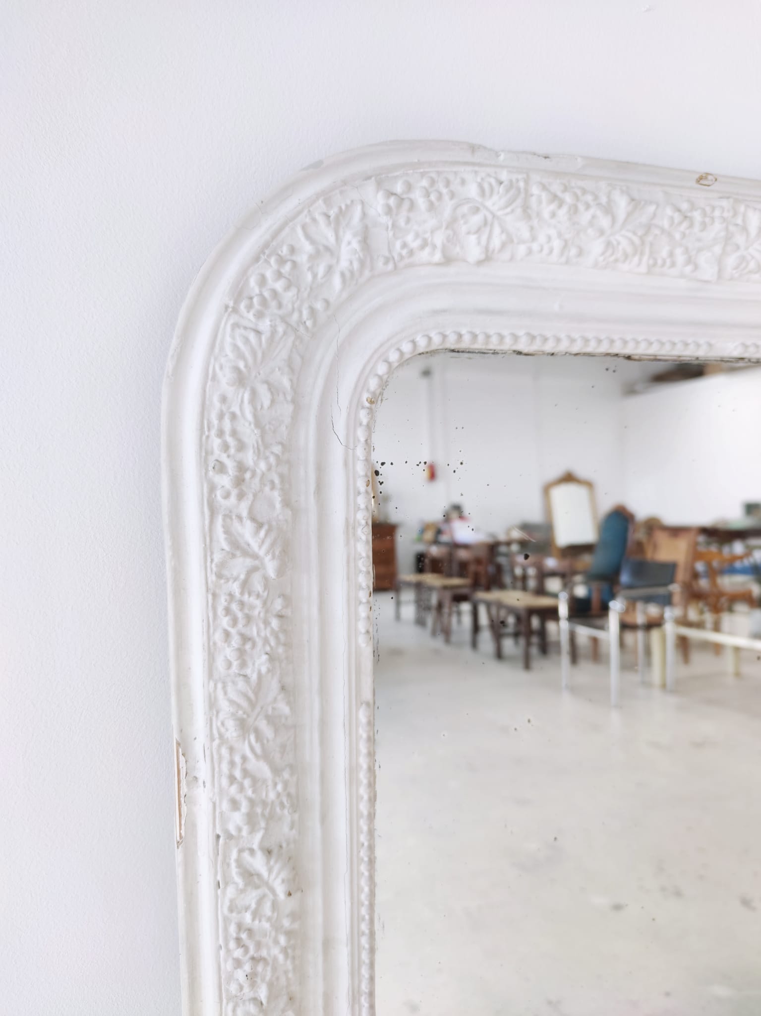 White lacquered wood mirror
