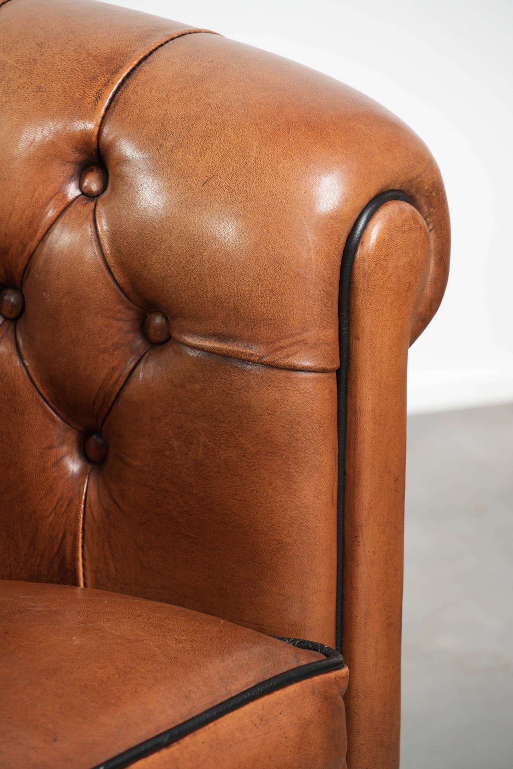 Fauteuils club Chesterfield en peau de mouton de style anglais.