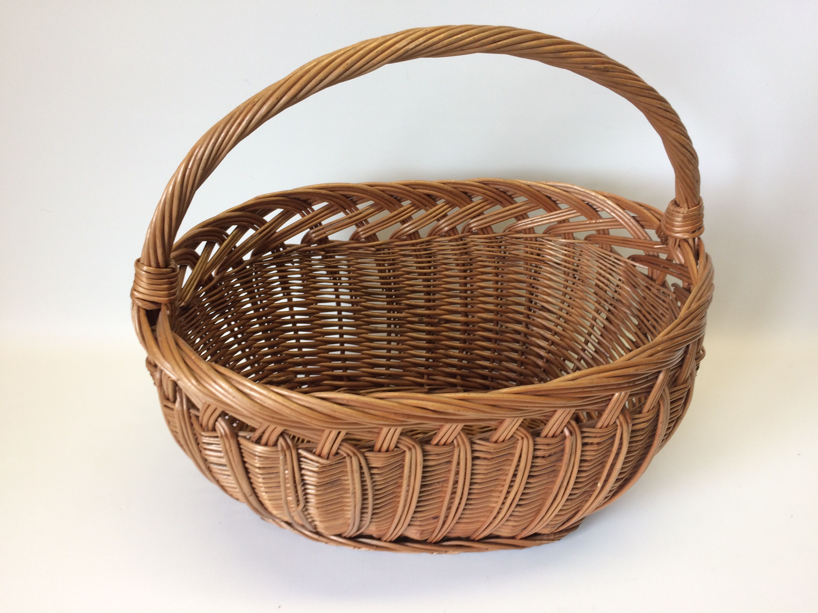 Oval wicker basket-one handle