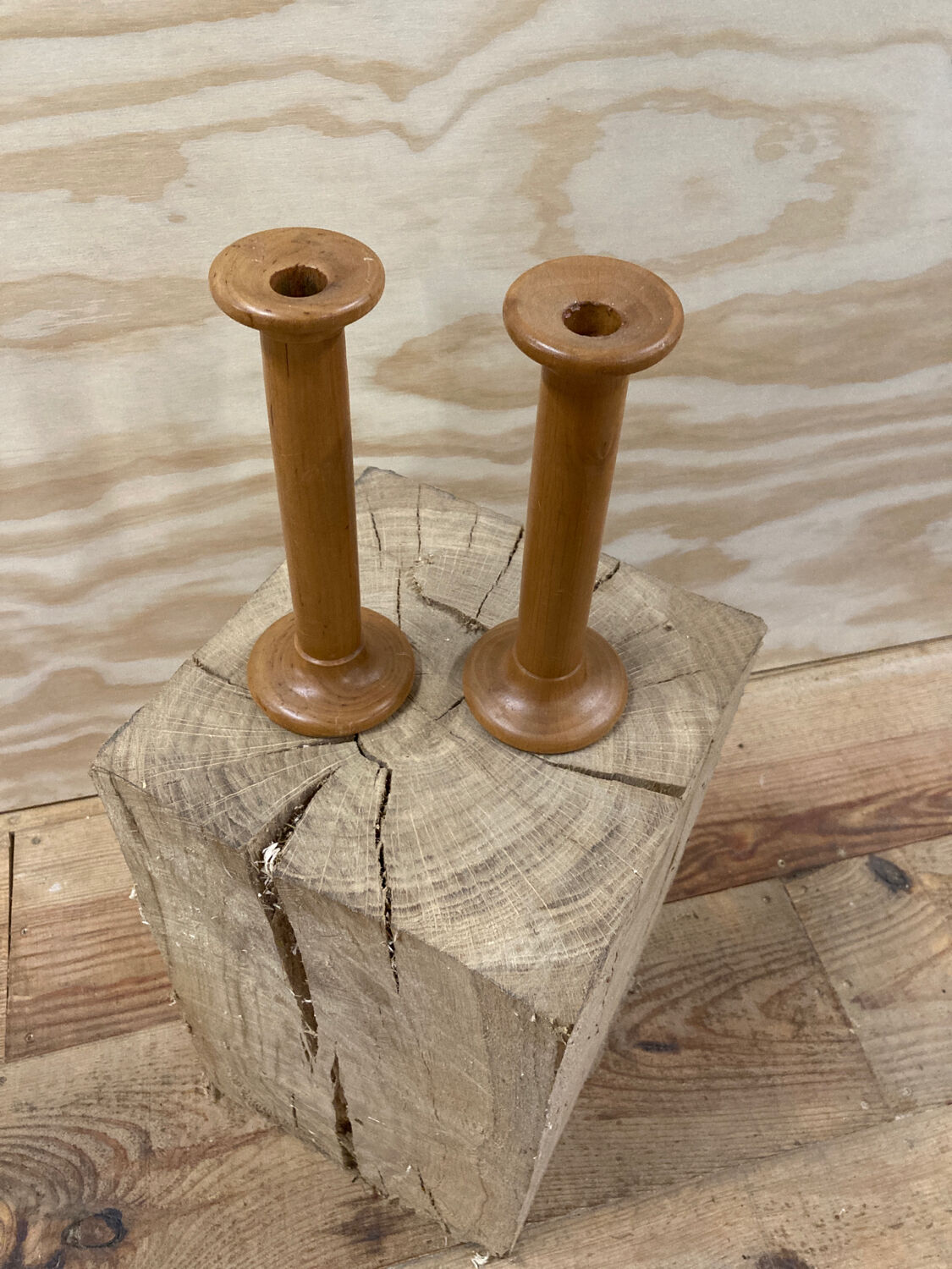 Paire de bougeoirs scandinaves en bois