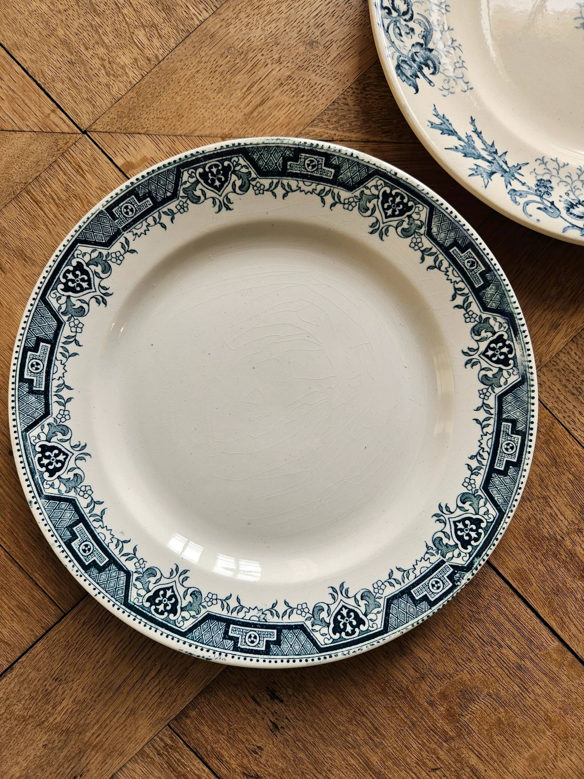 Assiettes plates anciennes dépareillées terre de fer