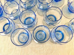 Set carafe et 20 verres art déco myosotis