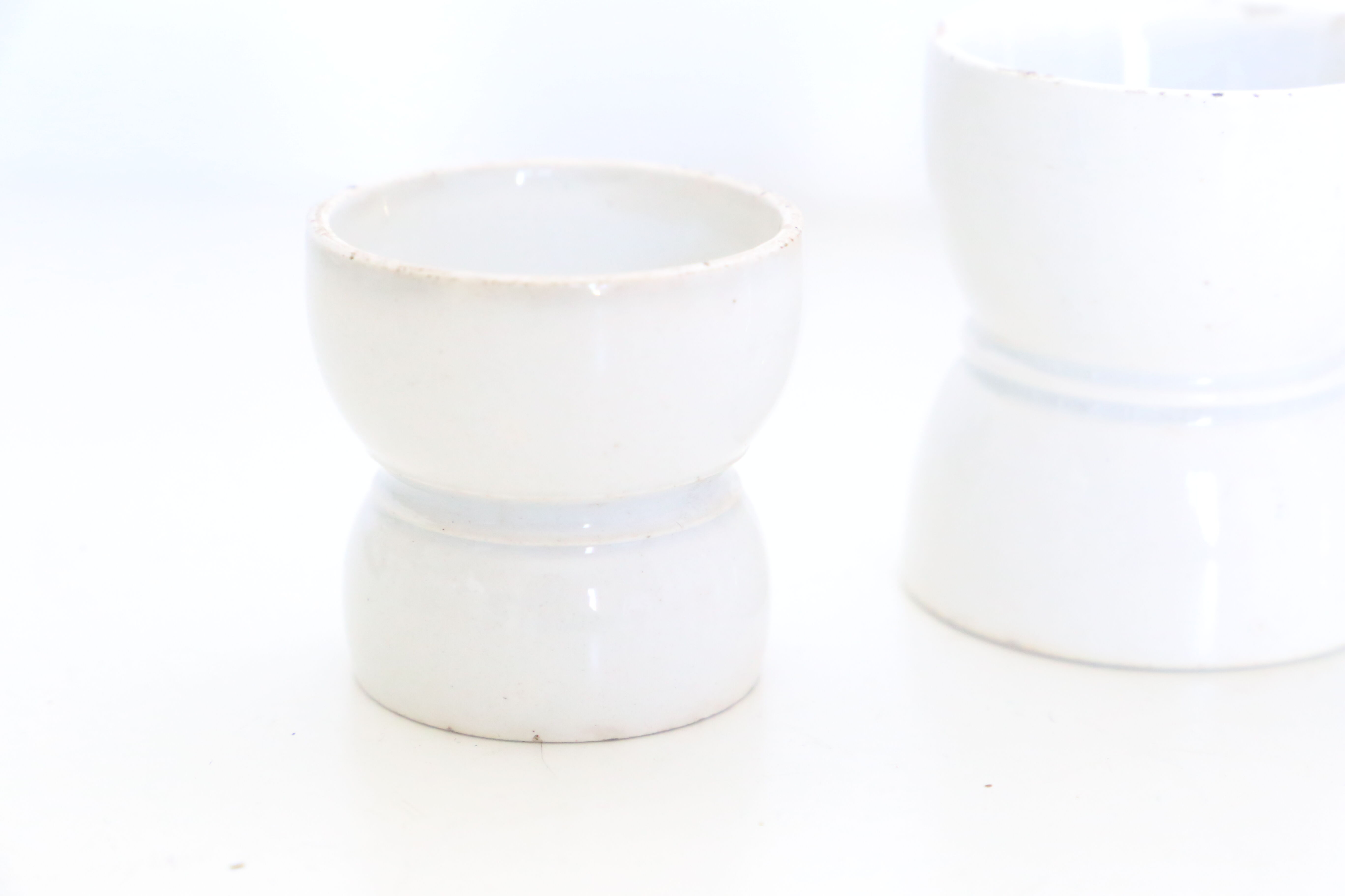 Lot de 4 coquetiers en céramique blanche, vintage