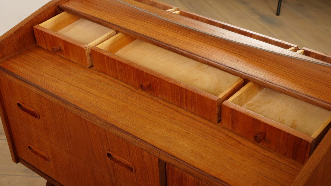Vintage dressing table | Danish design | Teak
