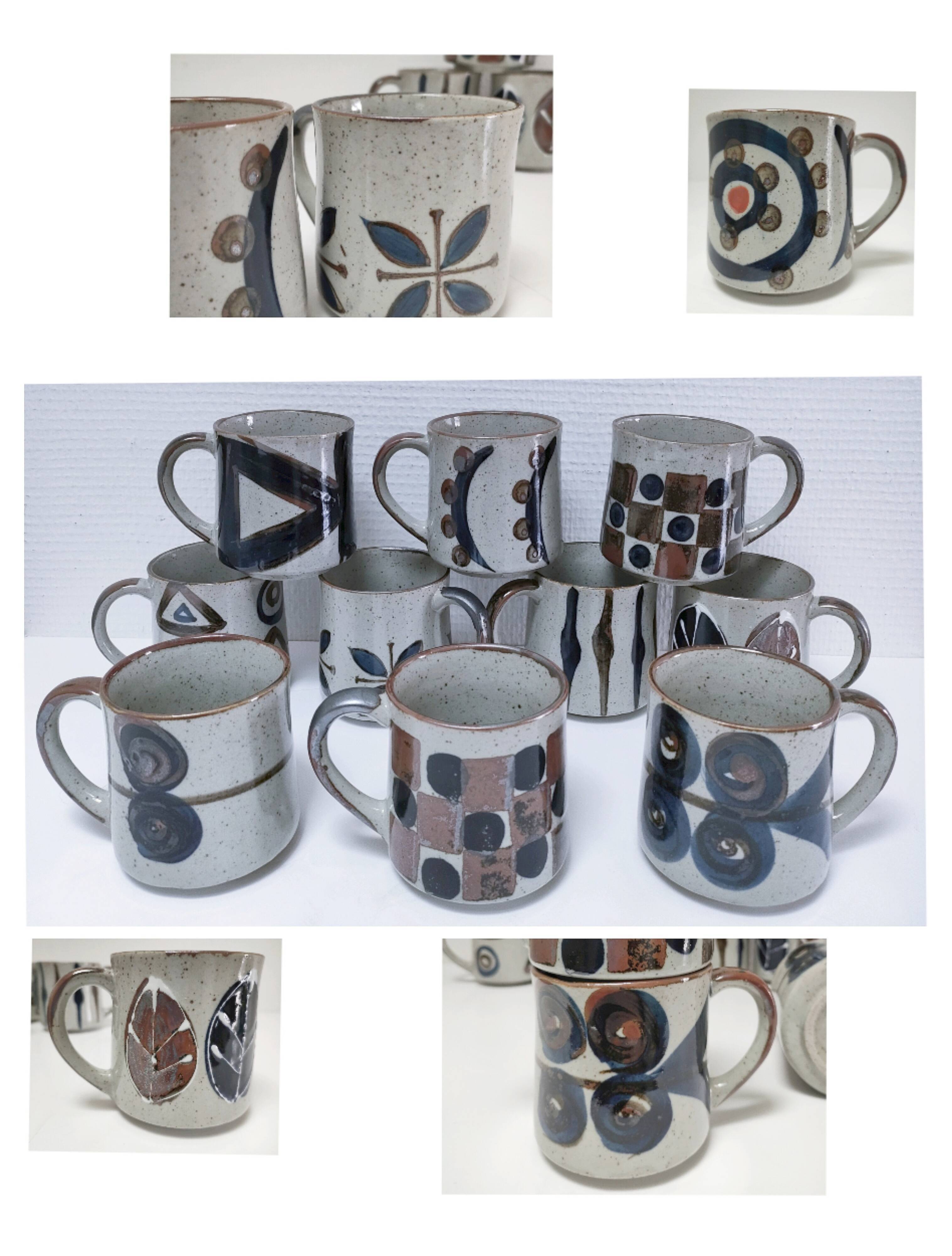Dix mugs en grès émaillé décors bleu et ocre design années 80