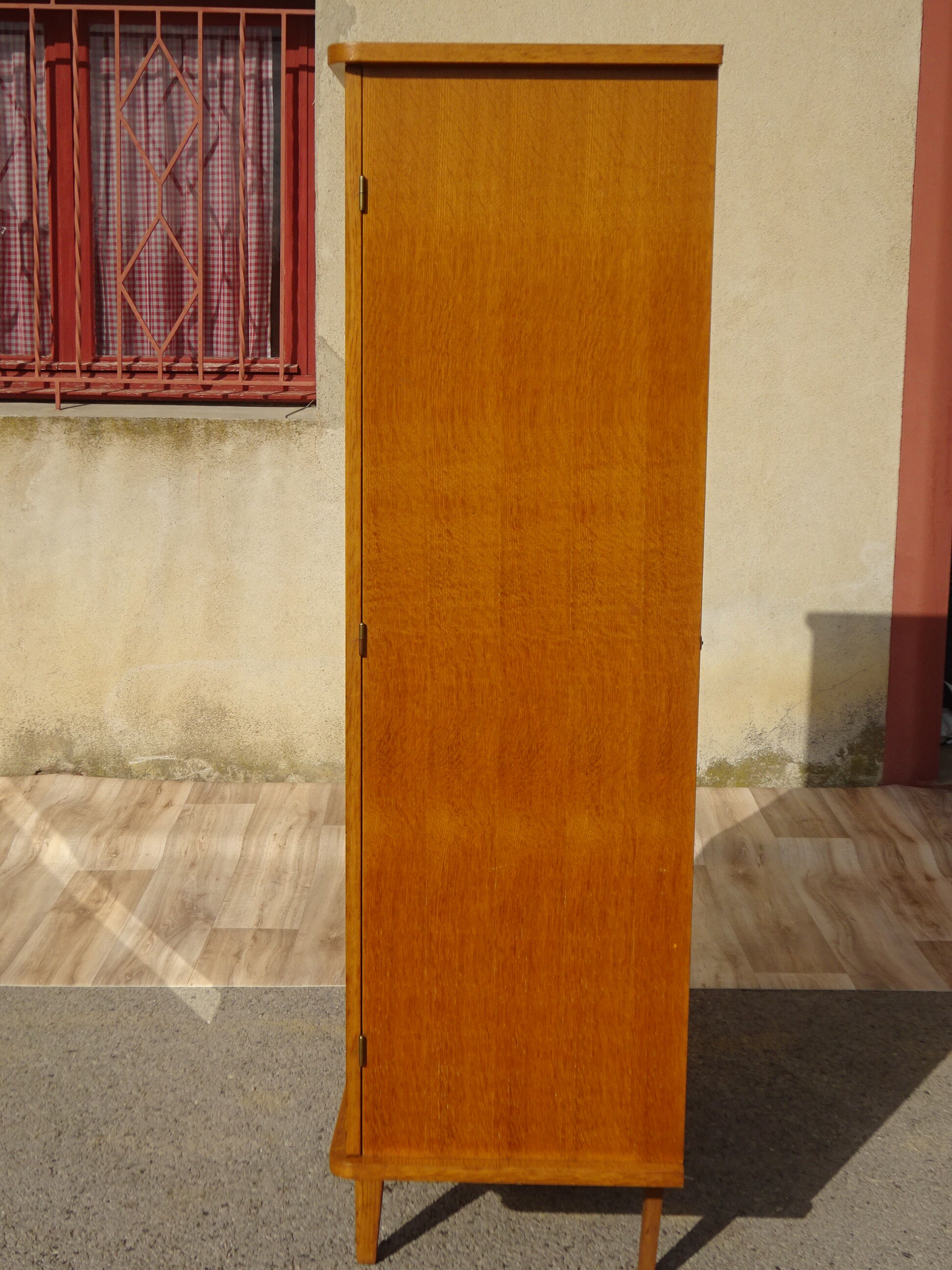 Armoire vintage, pieds compas