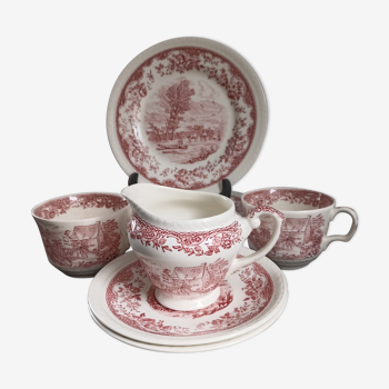 Tasses, soucoupes, assiettes et pot à lait Staffordshire