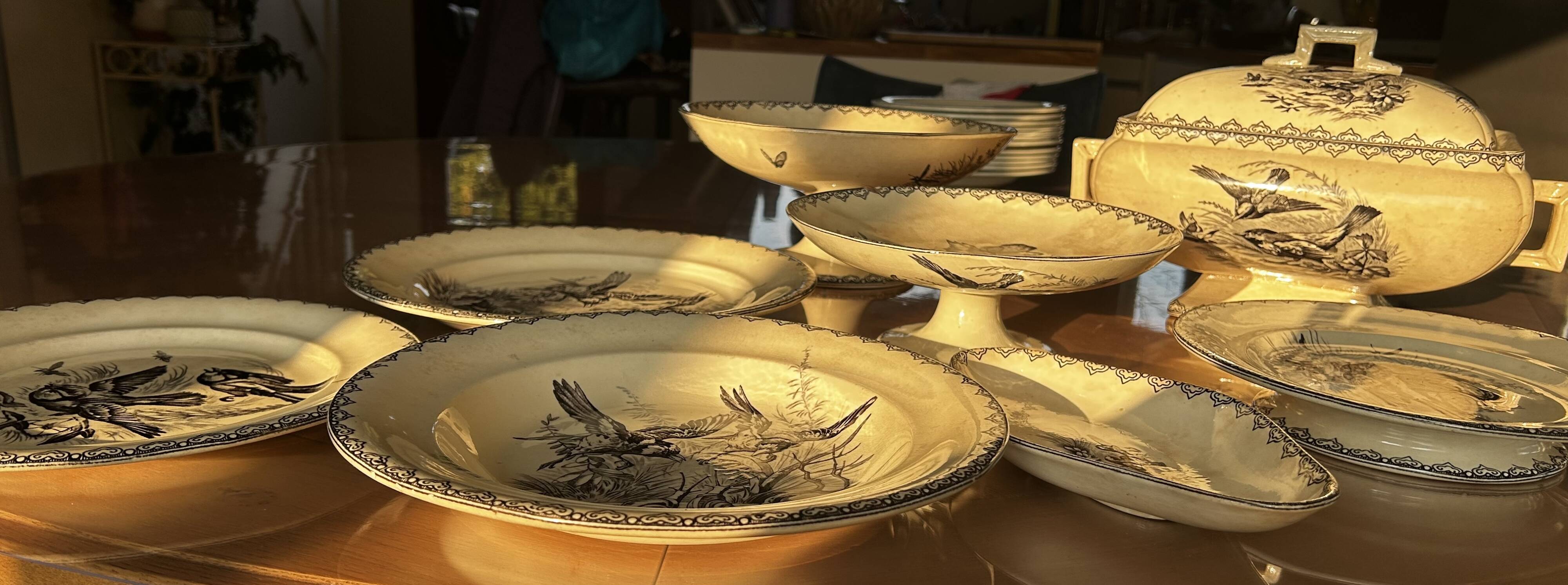 Clairefontaine tableware service, earthenware with bird decoration.
