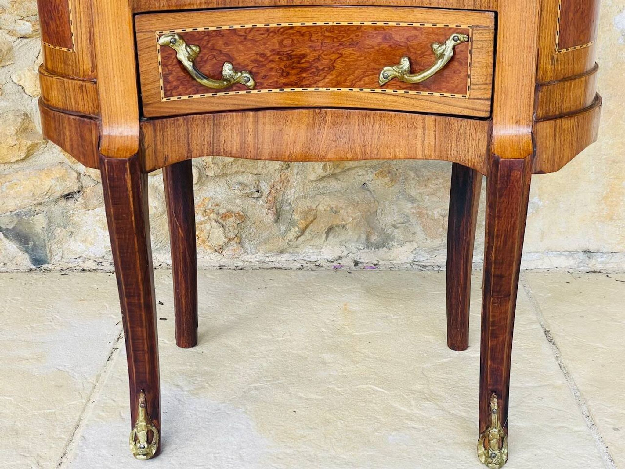 Commode style Louis XV en loupe d'orme et noyer