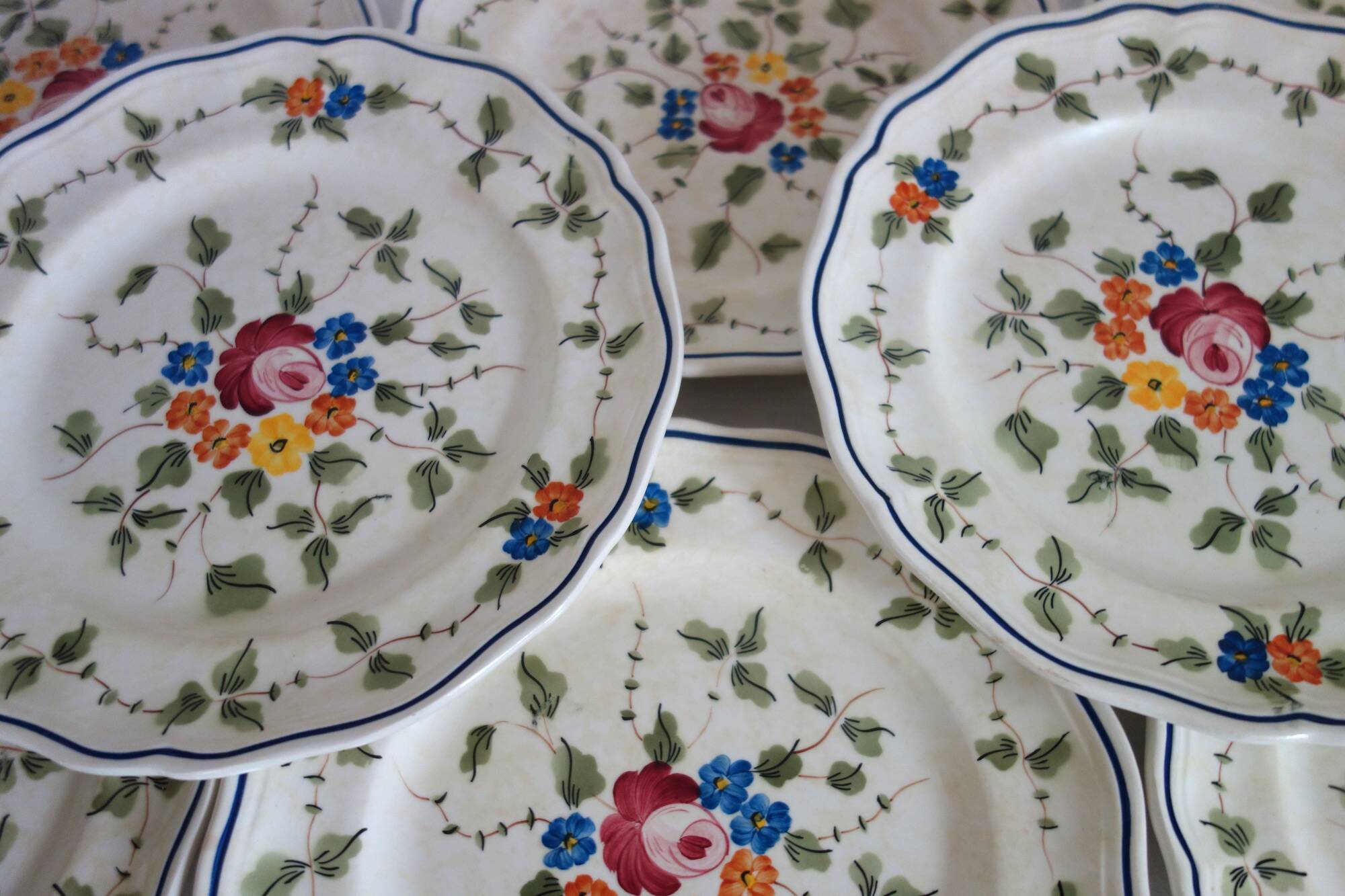 12 anciennes assiettes à dessert Longchamp décor fleuri
