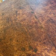 Oval extendable dining table in wood and walnut burl veneer.