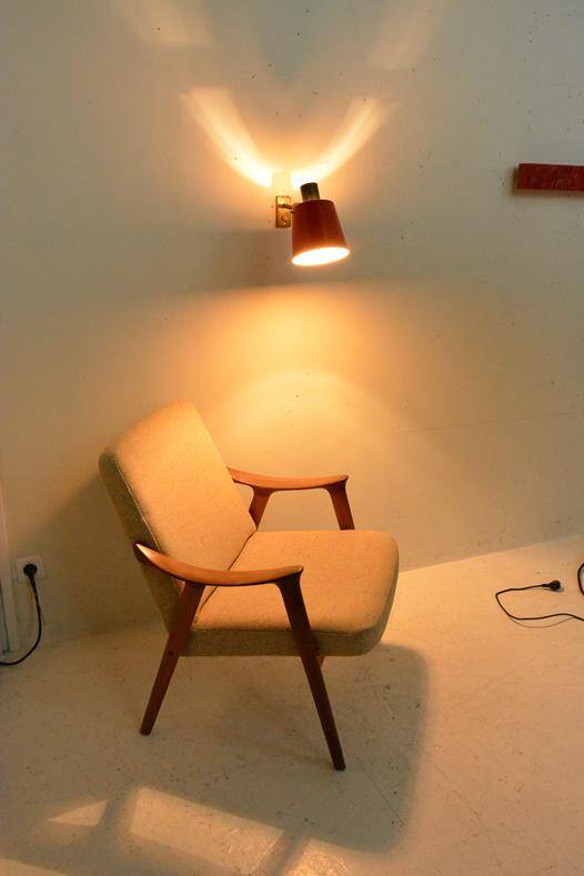 Old and rare Stilnovo wall light, red and black lacquered metal and brass With period label