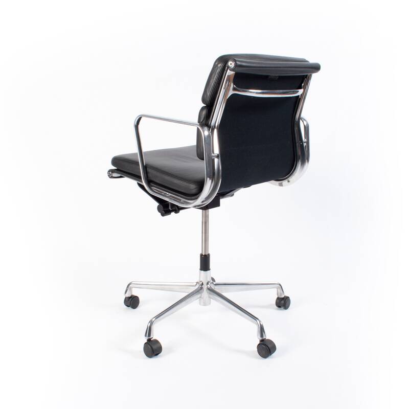 Charles & Ray Eames EA217 Office Chair in Chrome and Black leather, Vitra