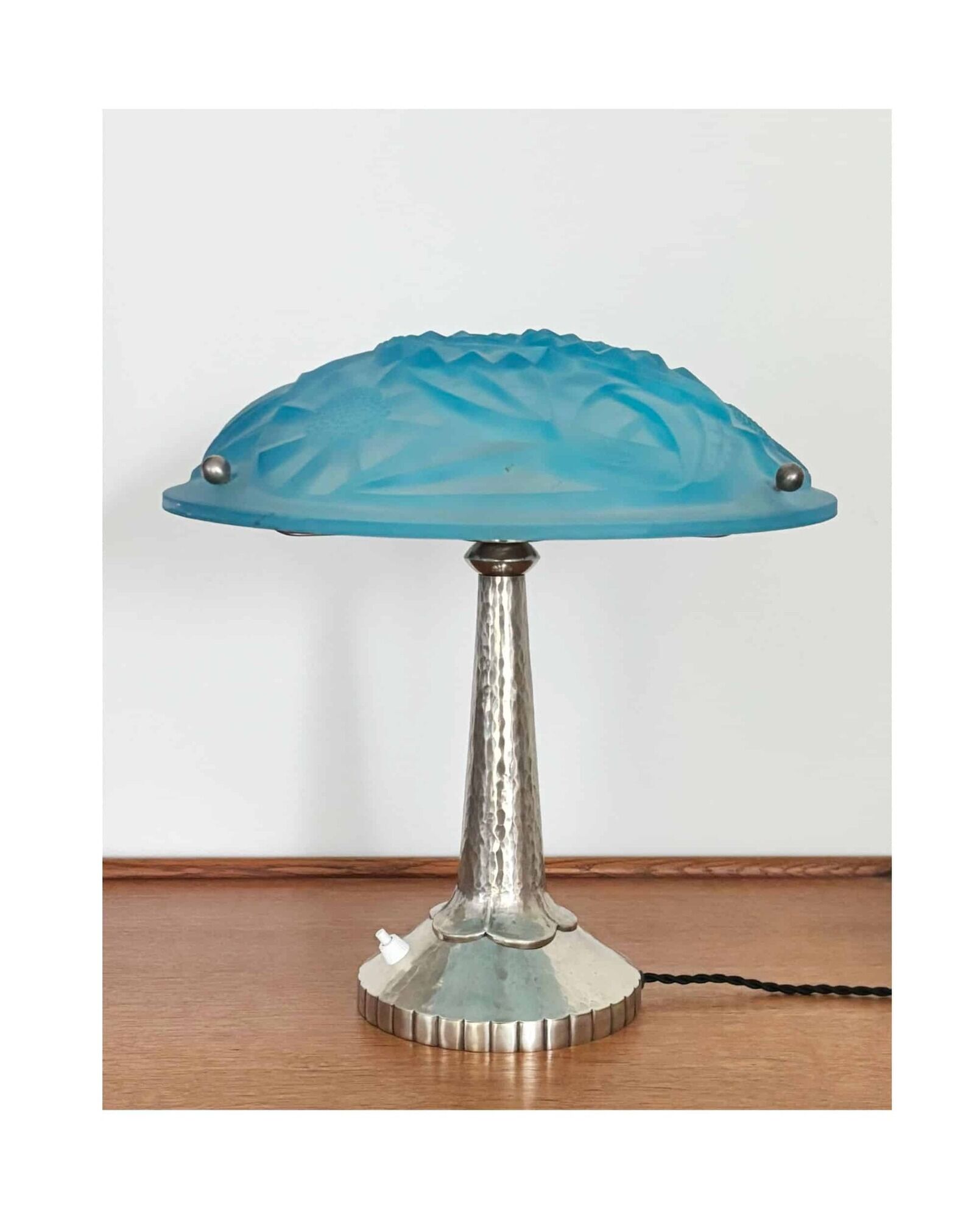 Art Deco table lamp, hammered metal base, glass shade, Degué, France, 1920-30s