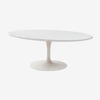 Eero Saarinen's oval marble coffee table for Knoll International