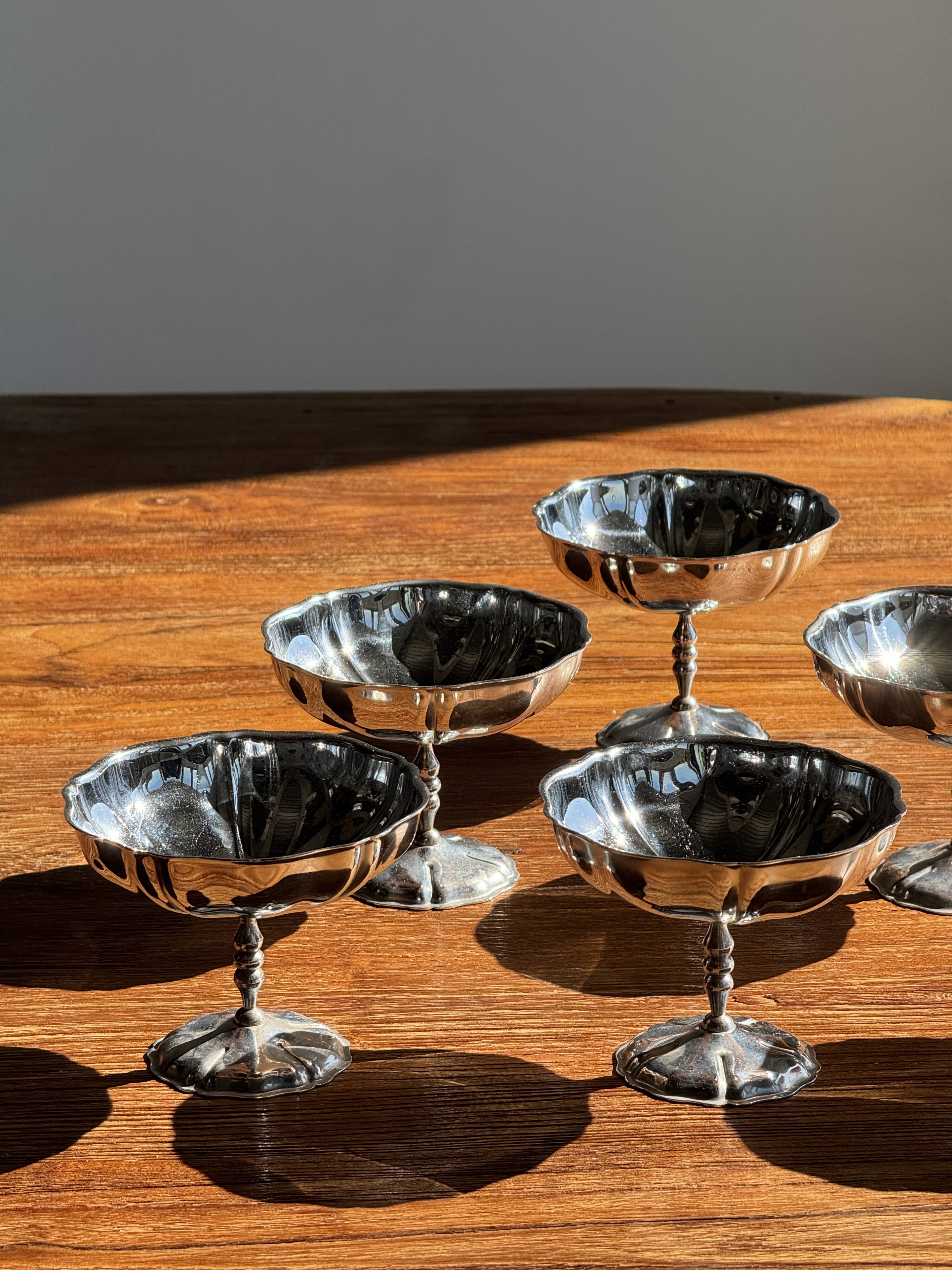 Set of 6 metal ice cream cups on flower-shaped feet