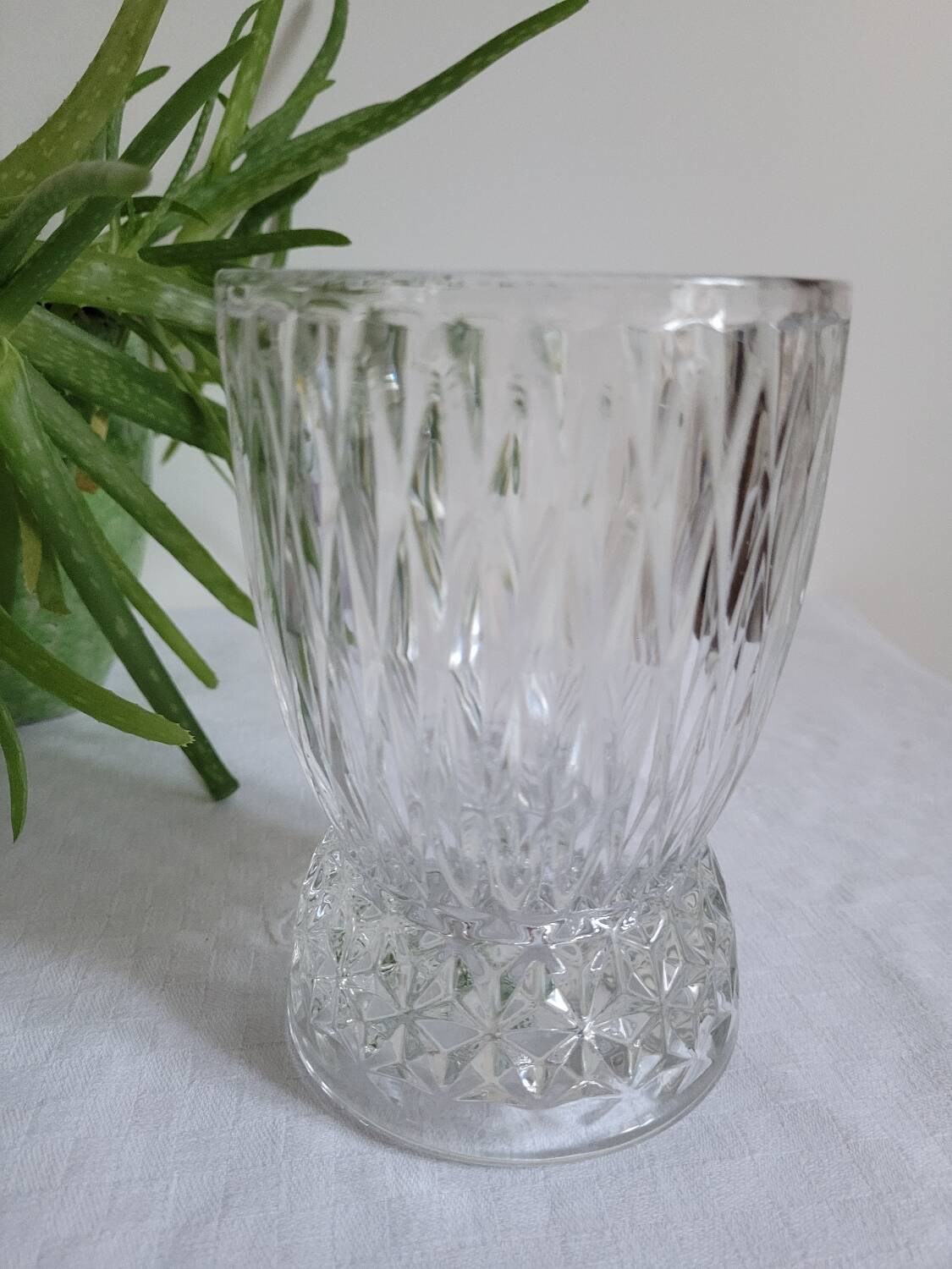 Vase en verre moulé plis origami