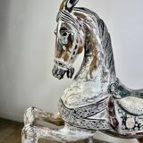 Cheval de manège en bois sculpté et patiné