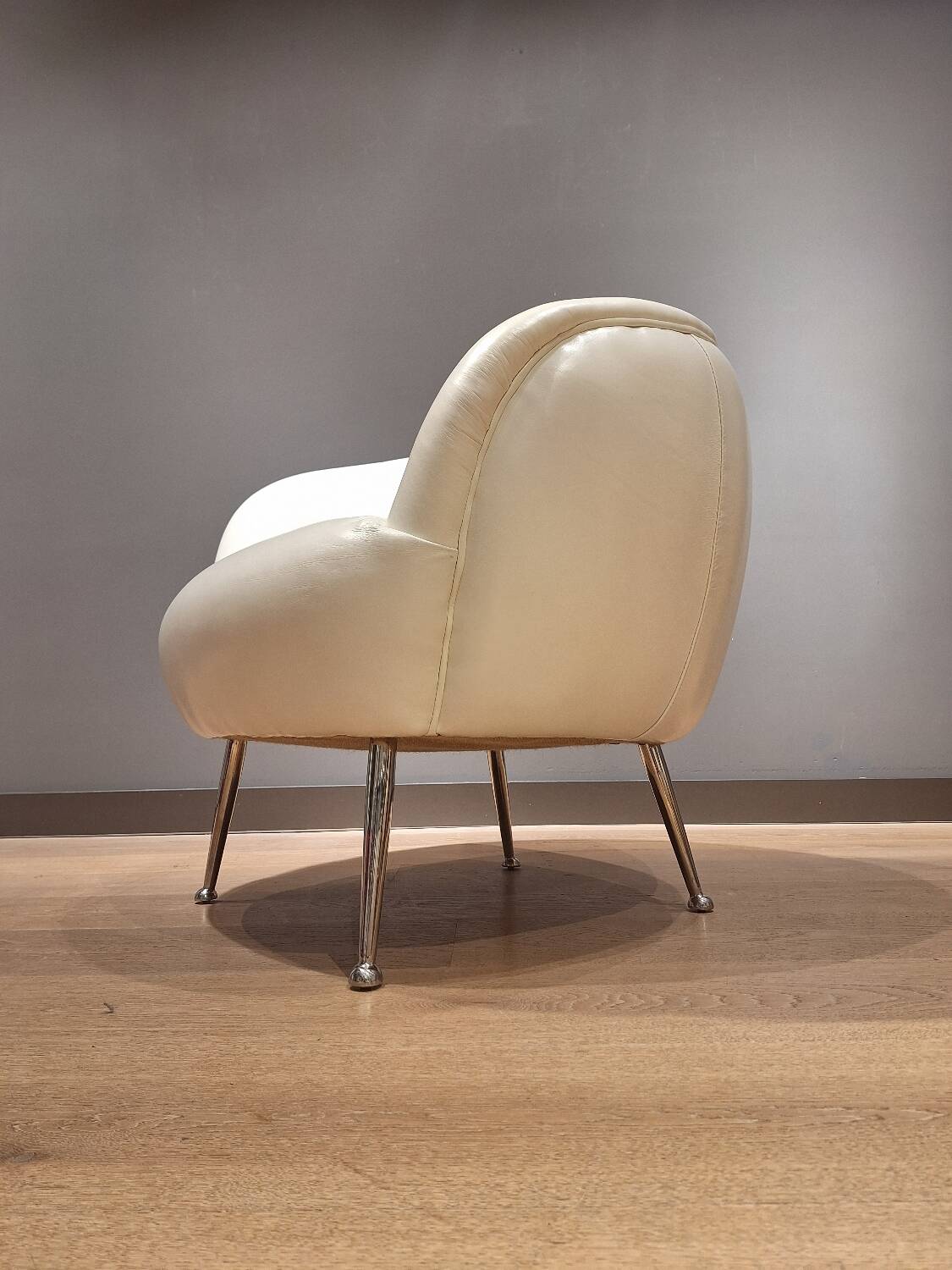 2 white leather armchairs, 1980s