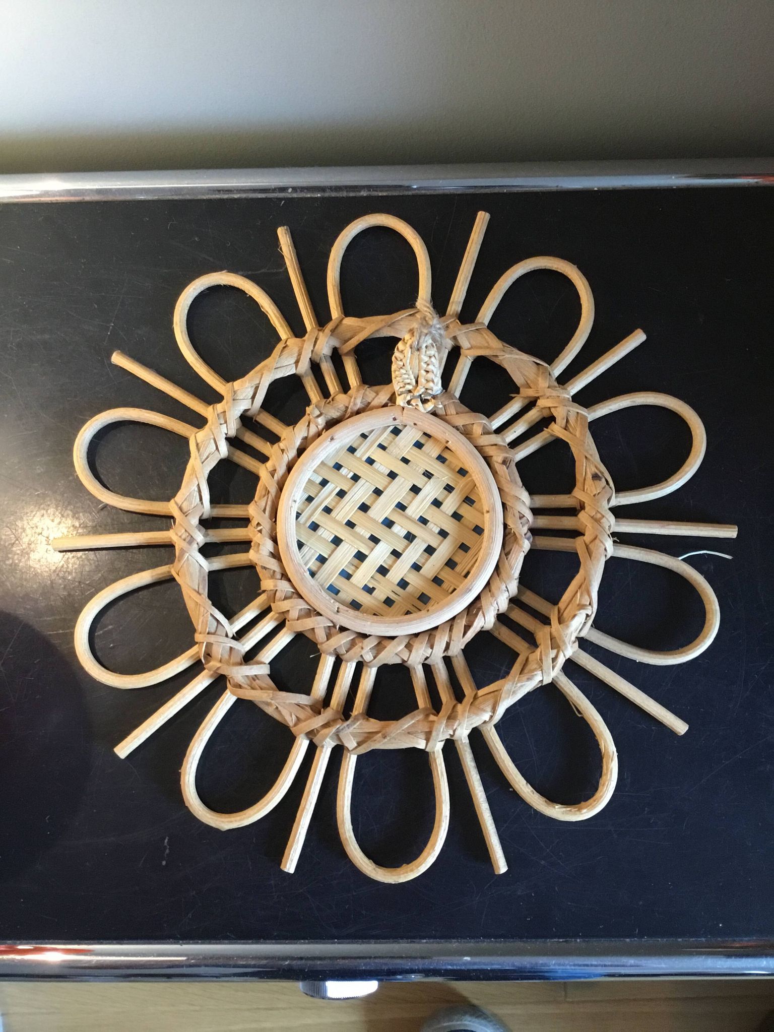 Miroir soleil, fleur vintage en rotin et bois