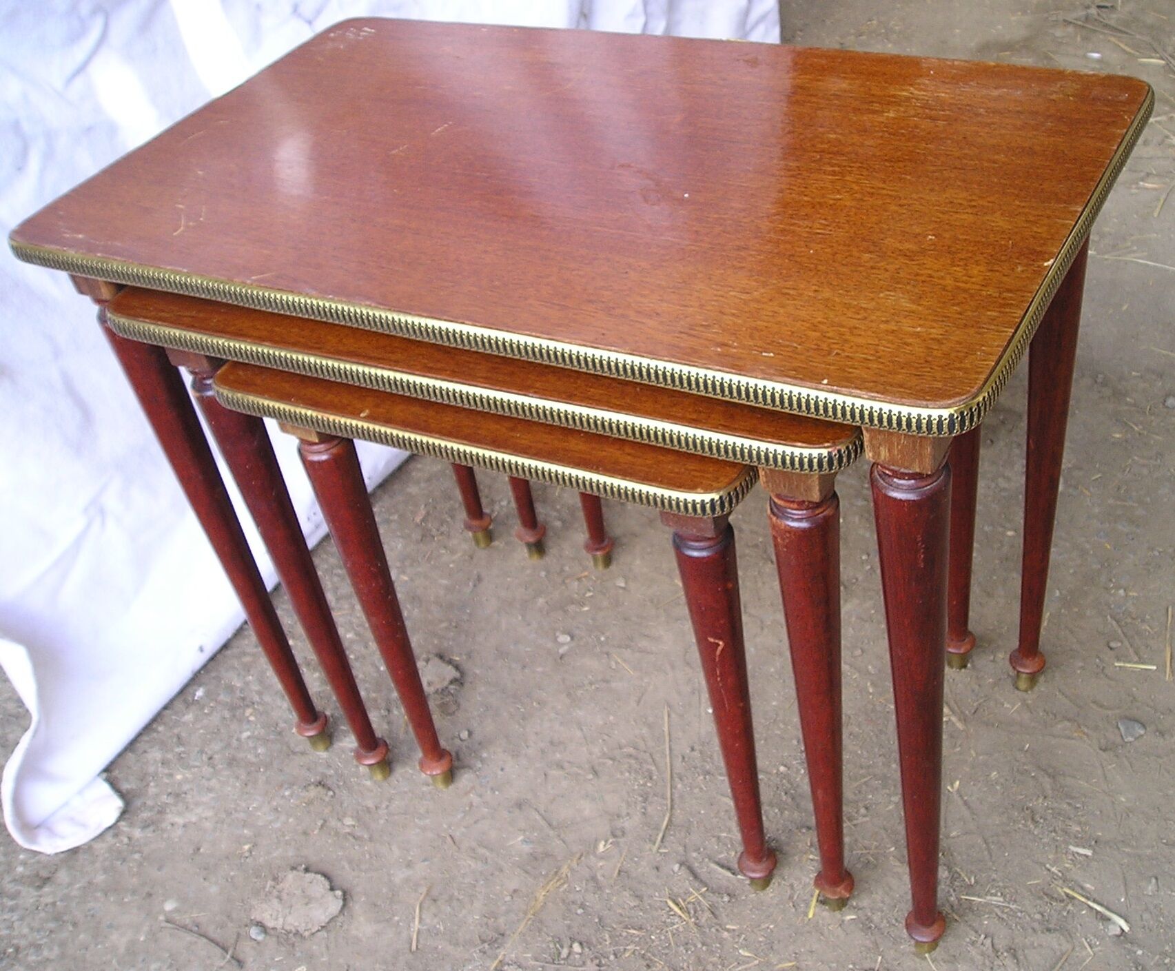 Set of 3 nesting tables in mahogany
