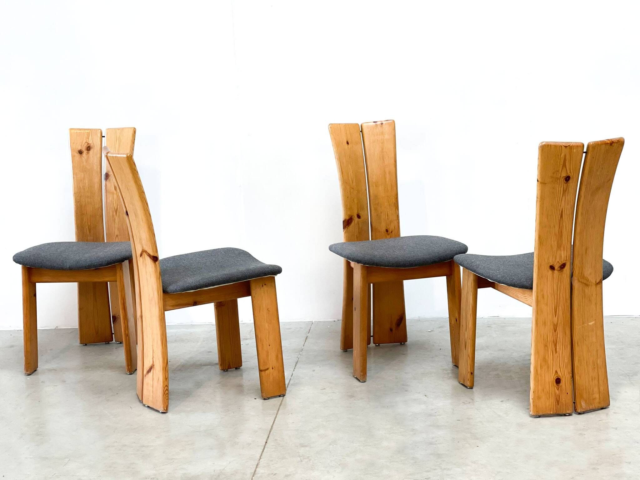 Ensemble de quatre chaises sculpturales brutalistes en chêne