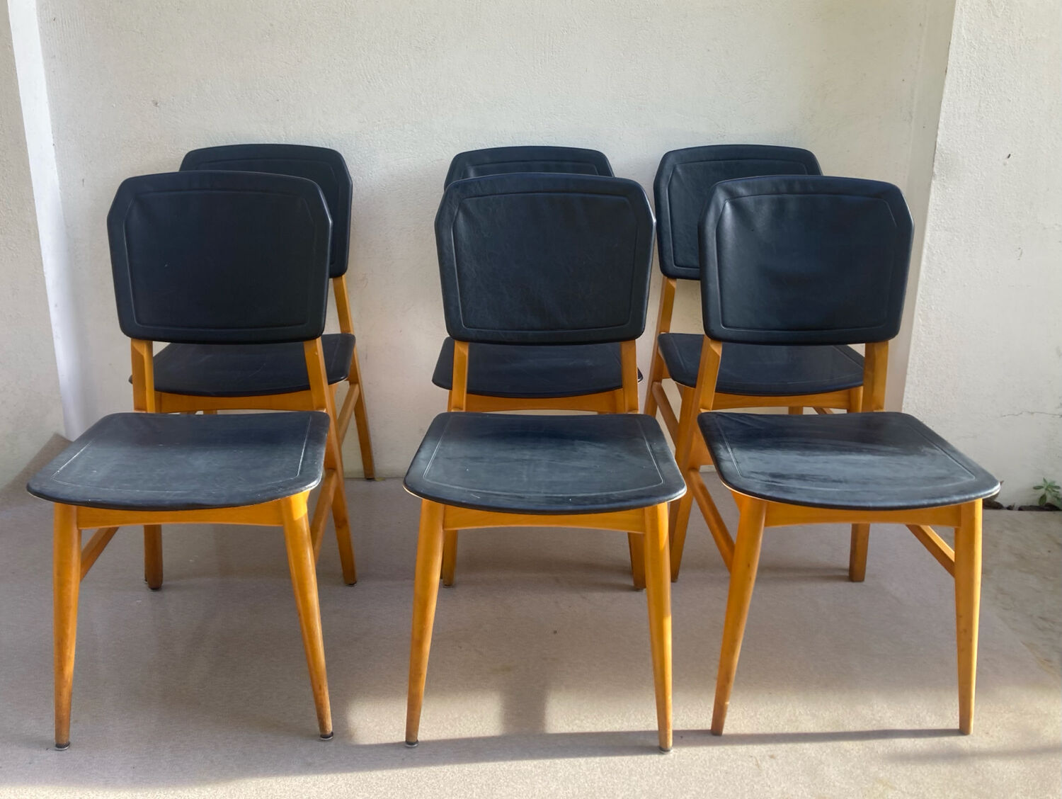 Set of 6 Scandinavian chairs in light wood and black faux leather