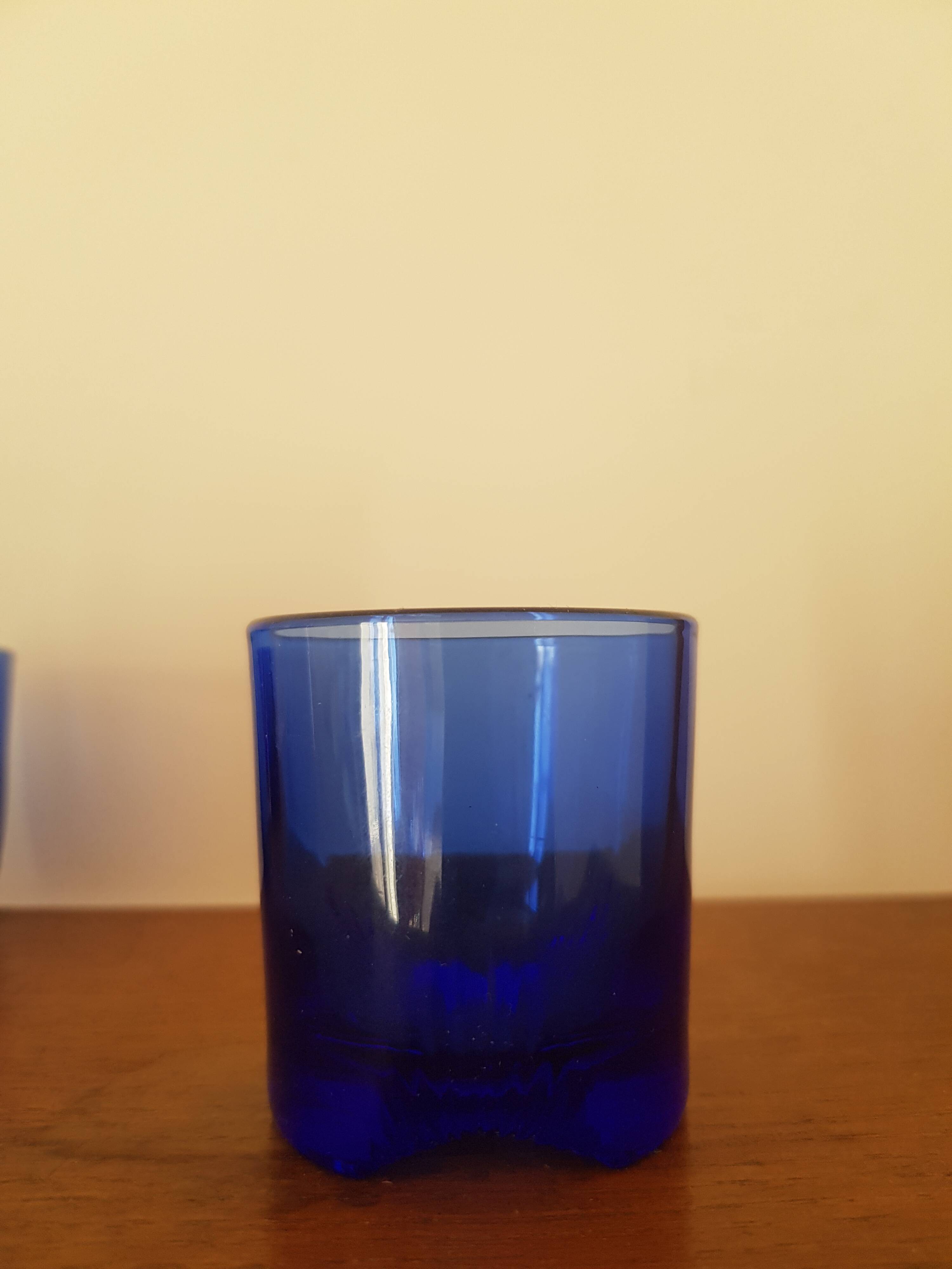 Lors de 5 petits verres en cristal bleu