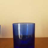 Lors de 5 petits verres en cristal bleu
