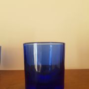 Lors de 5 petits verres en cristal bleu