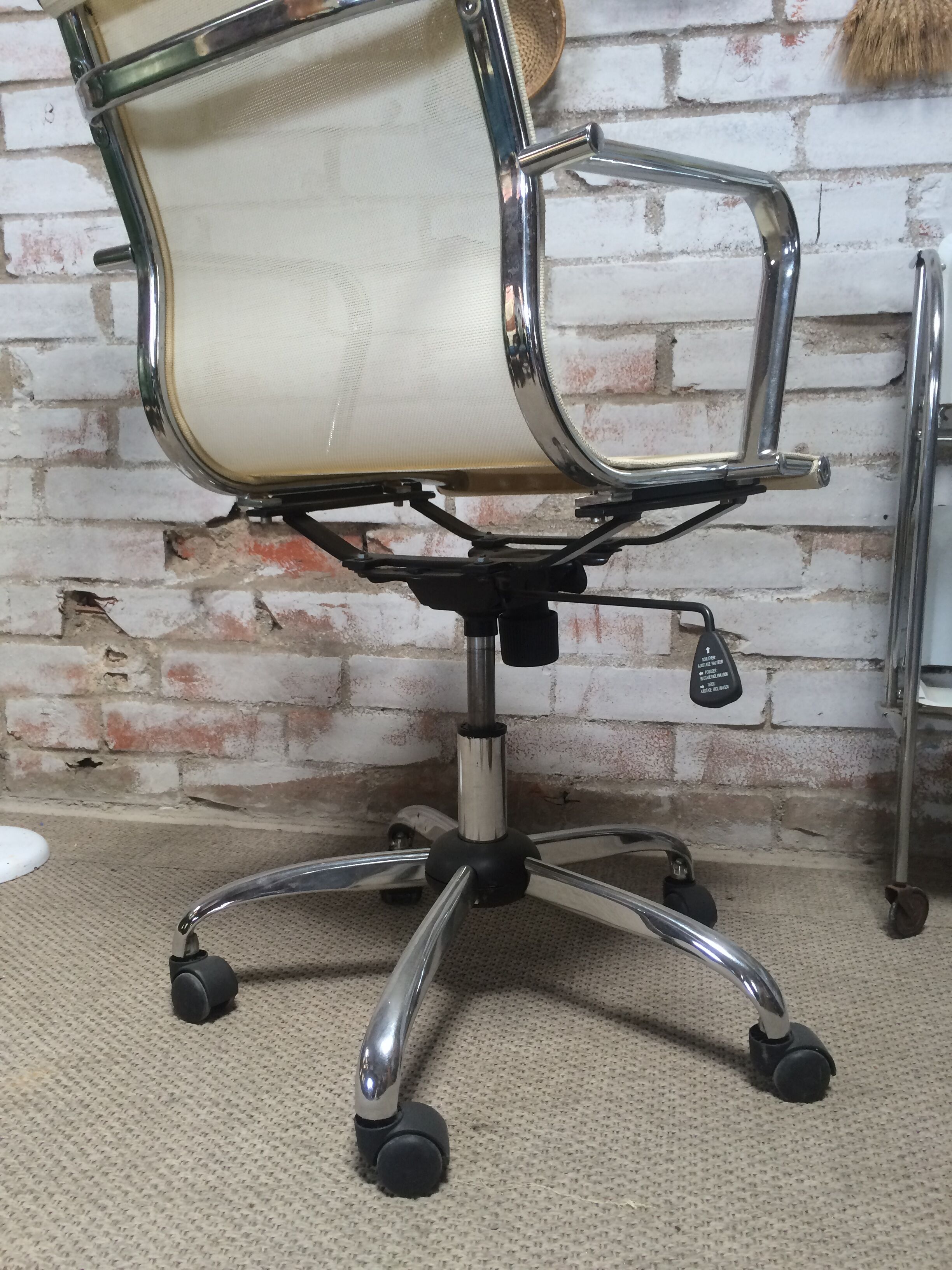 Swivel office chair