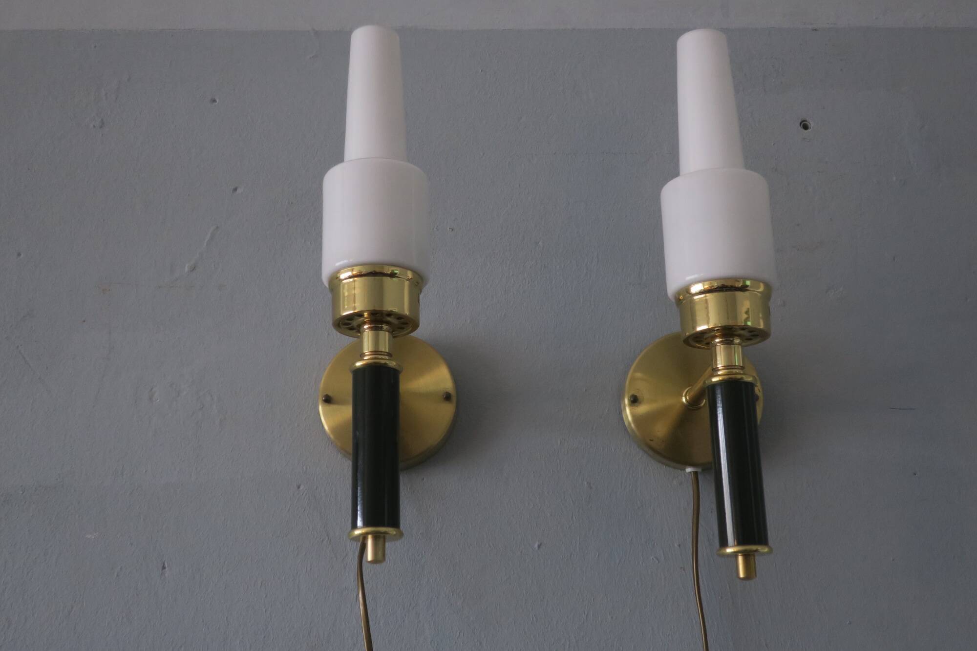 Paire de lampes murales en laiton vintage signées C E Fors pour Ewa Varnamo, Suède.