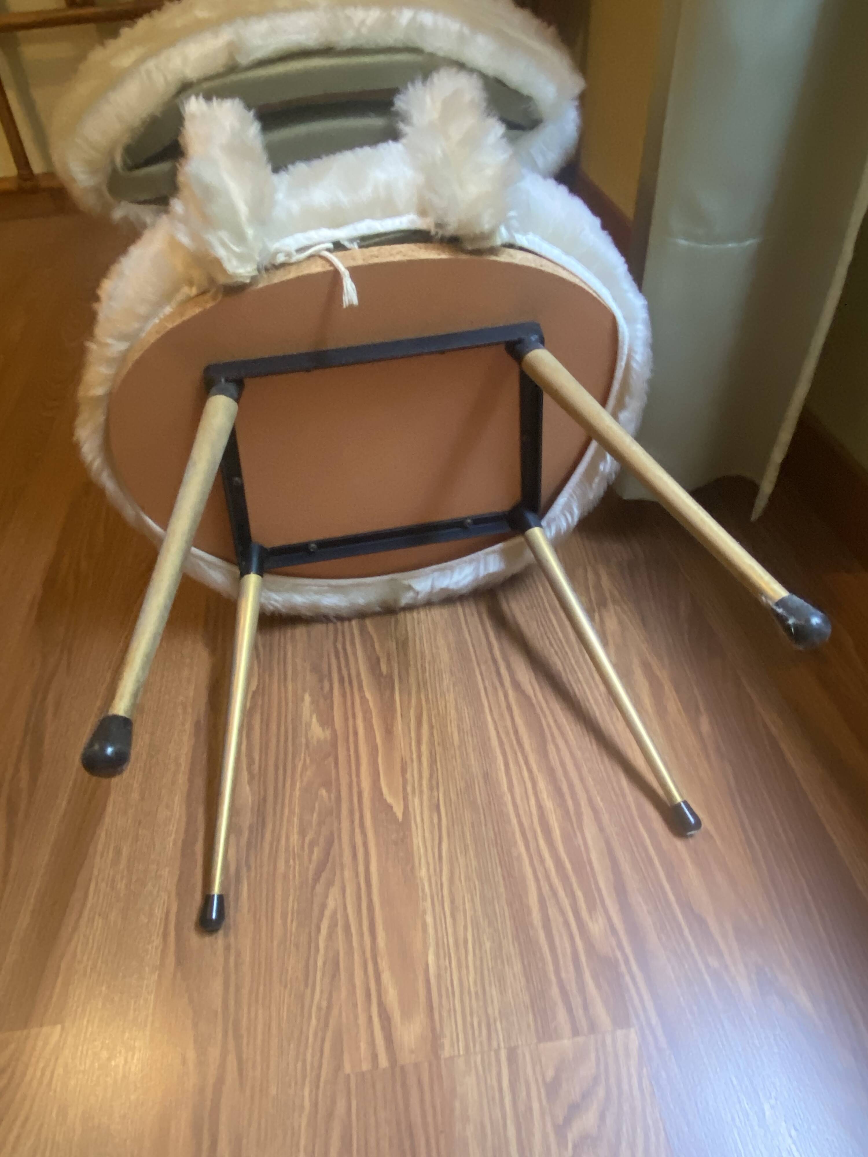 Lot 2 chaises et un pouf Pelfran