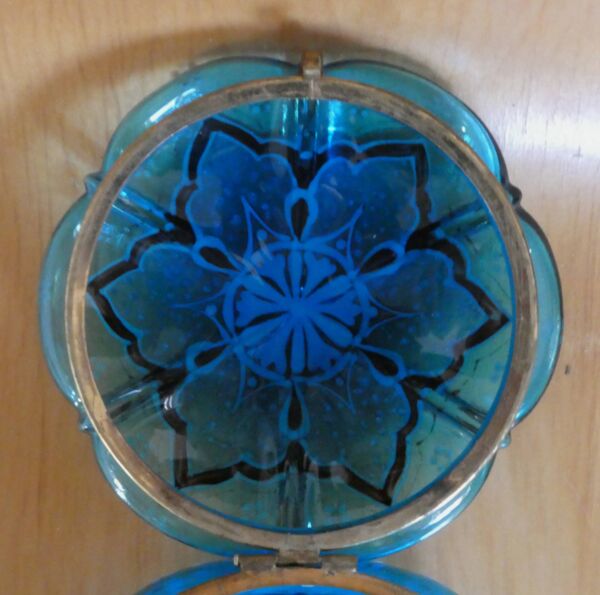 Boîte en verre turquoise, magnifiquement décorée de motifs dor