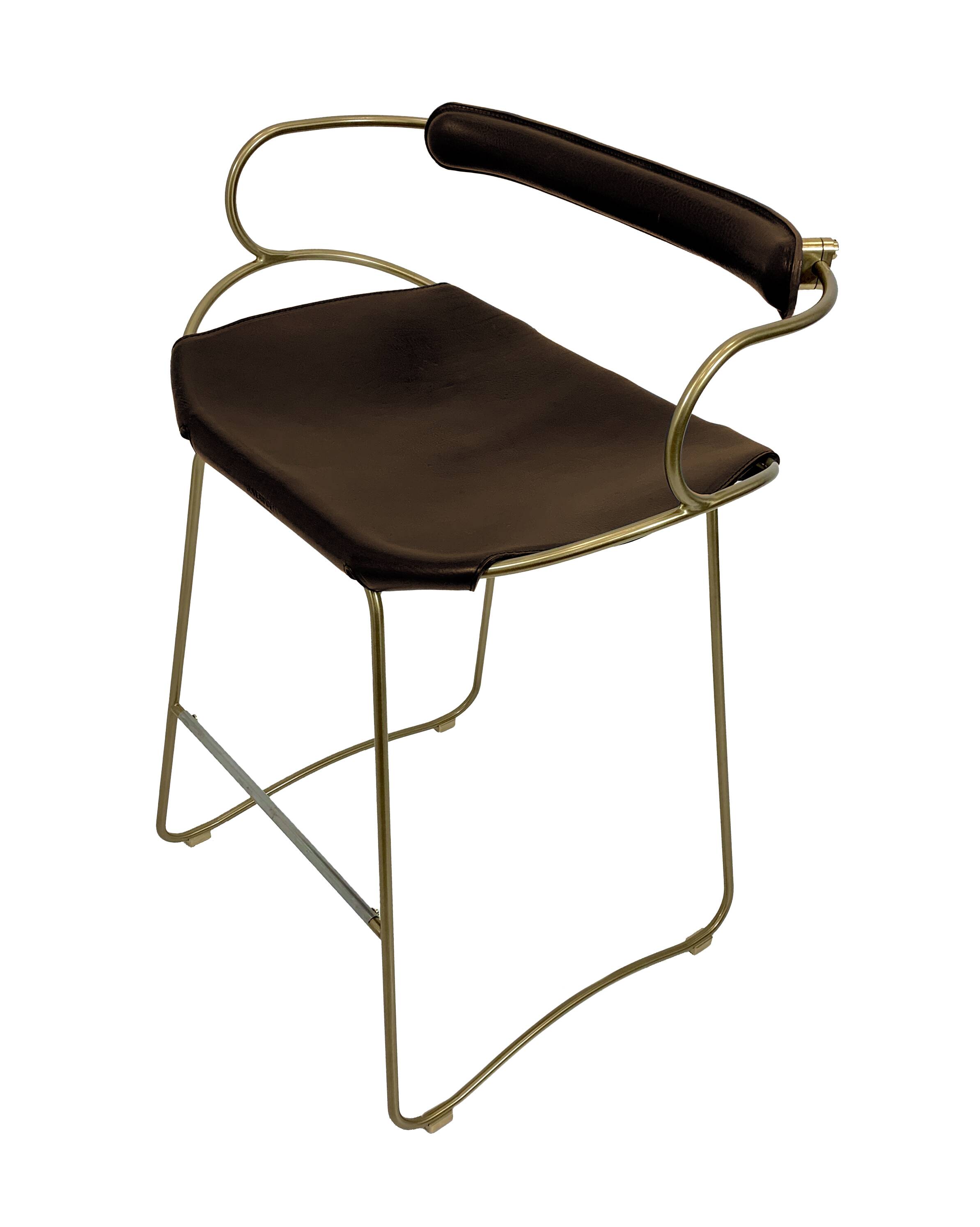 Organic bar stool with a vintage brass backrest and brown leather.