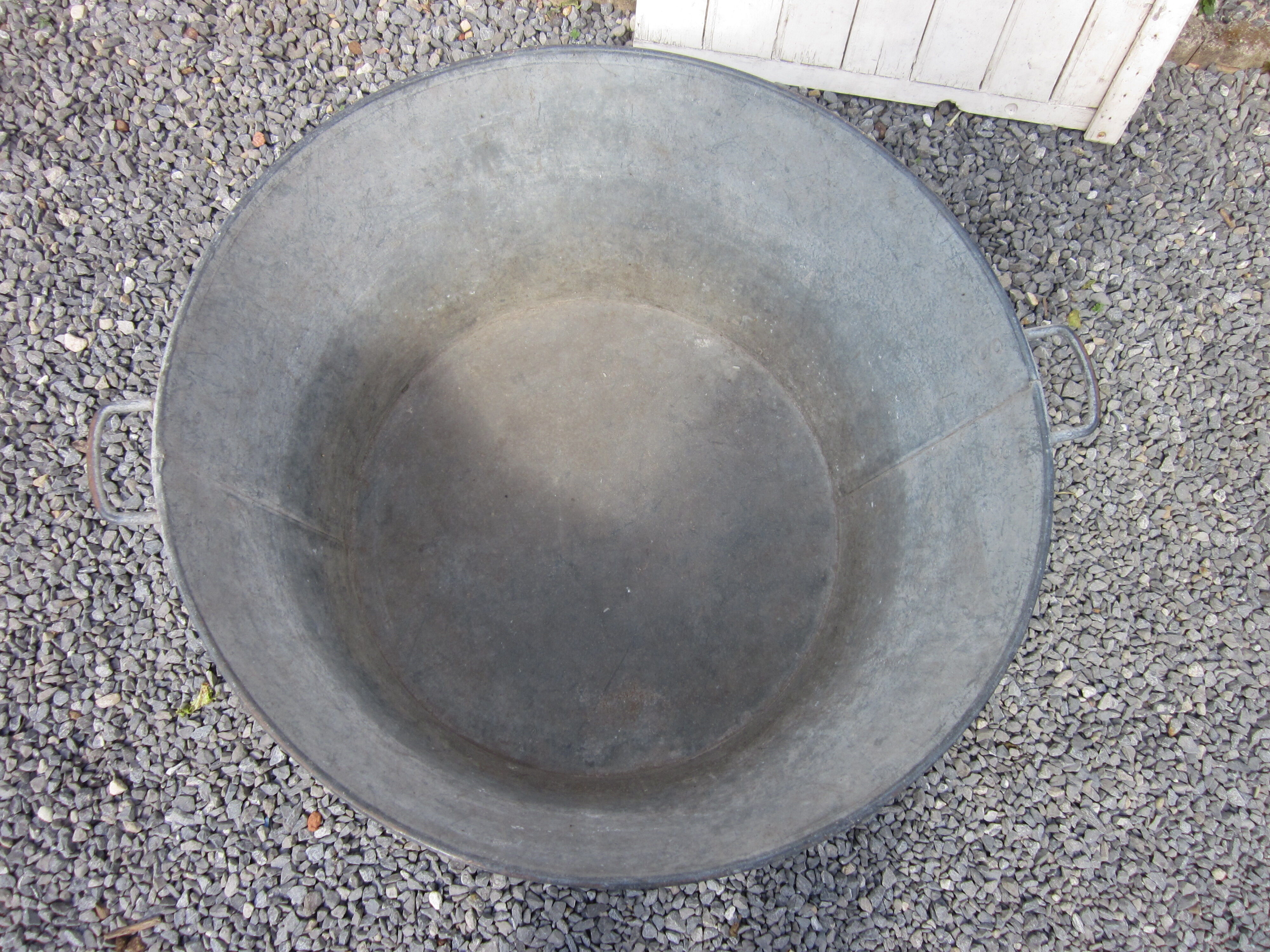 Round zinc basin