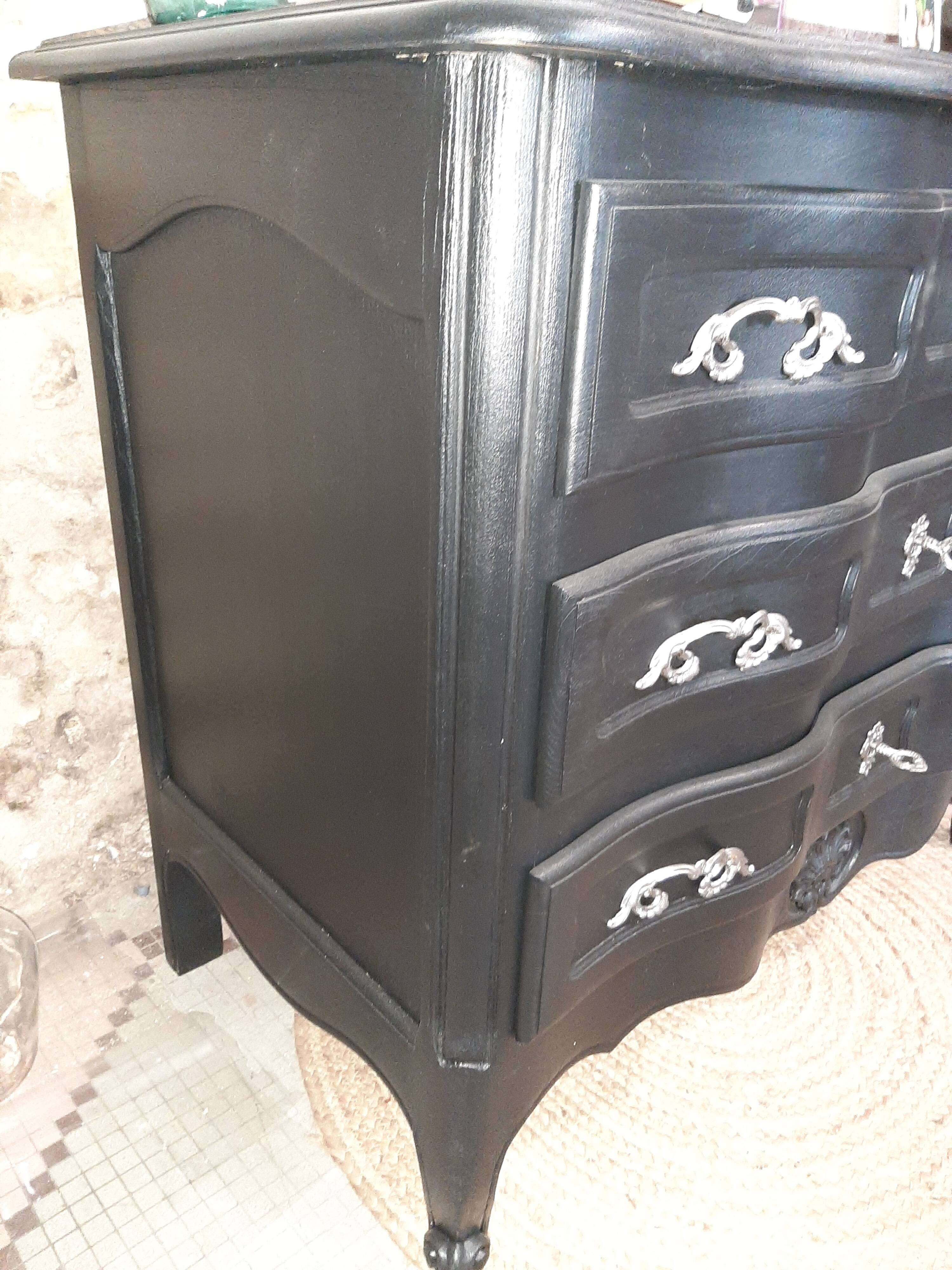 Black chest of drawers