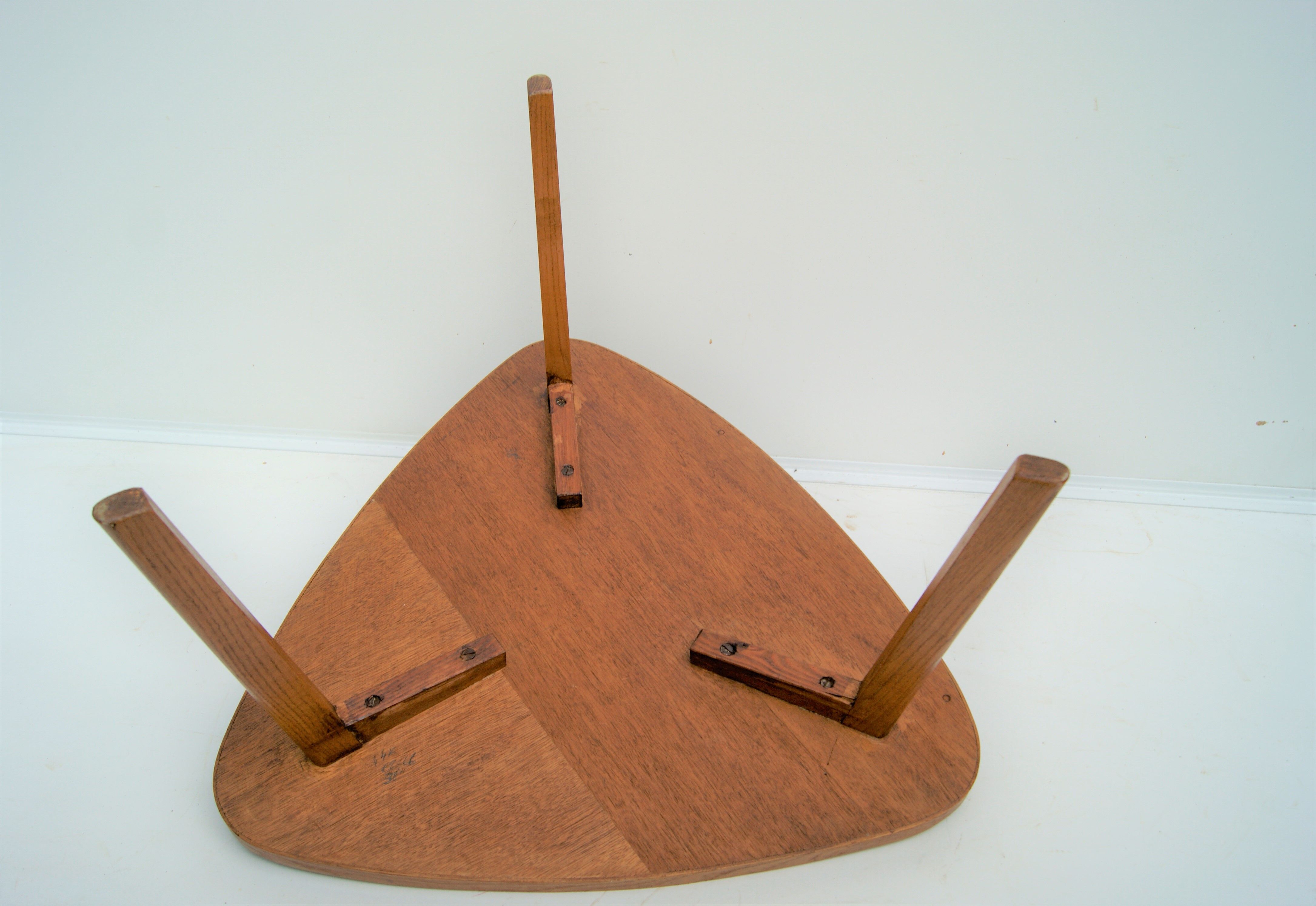 Tripod tripod table. oak, black laminate