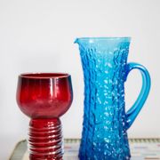 Pichet d'eau ou de jus en verre bleu du milieu du XXe siècle