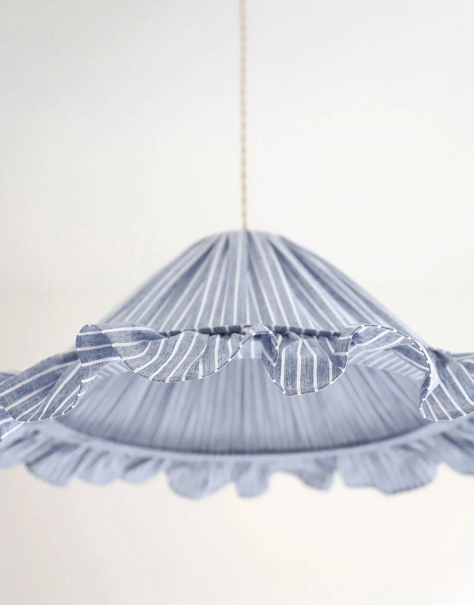 Suspension Emilia, abat-jour plissé à volants, rayures bleus