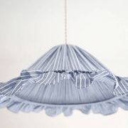 Suspension Emilia, abat-jour plissé à volants, rayures bleus