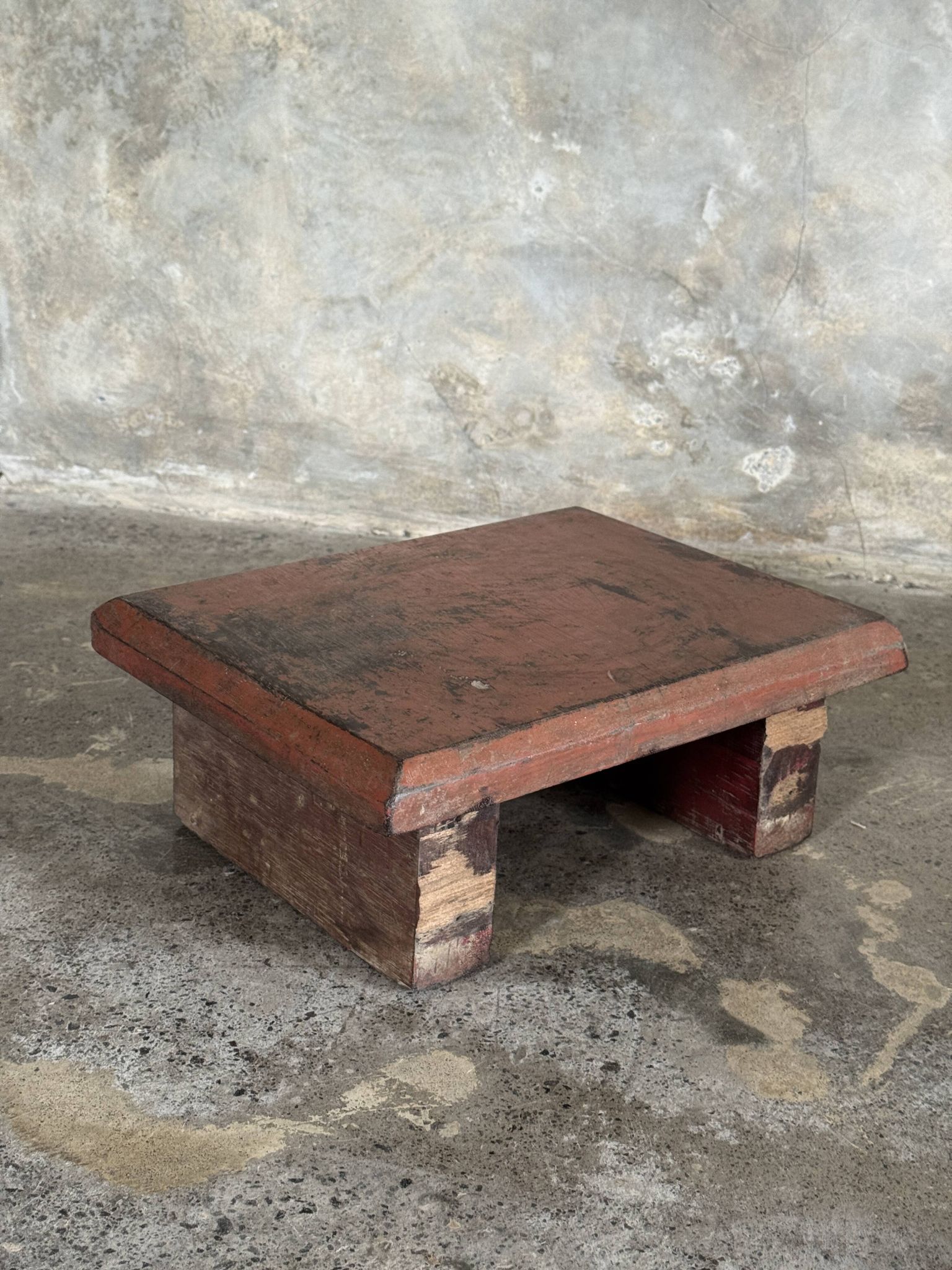 Tabouret d'appoint en teck upcyclé, chromie rouge