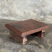 Tabouret d'appoint en teck upcyclé, chromie rouge