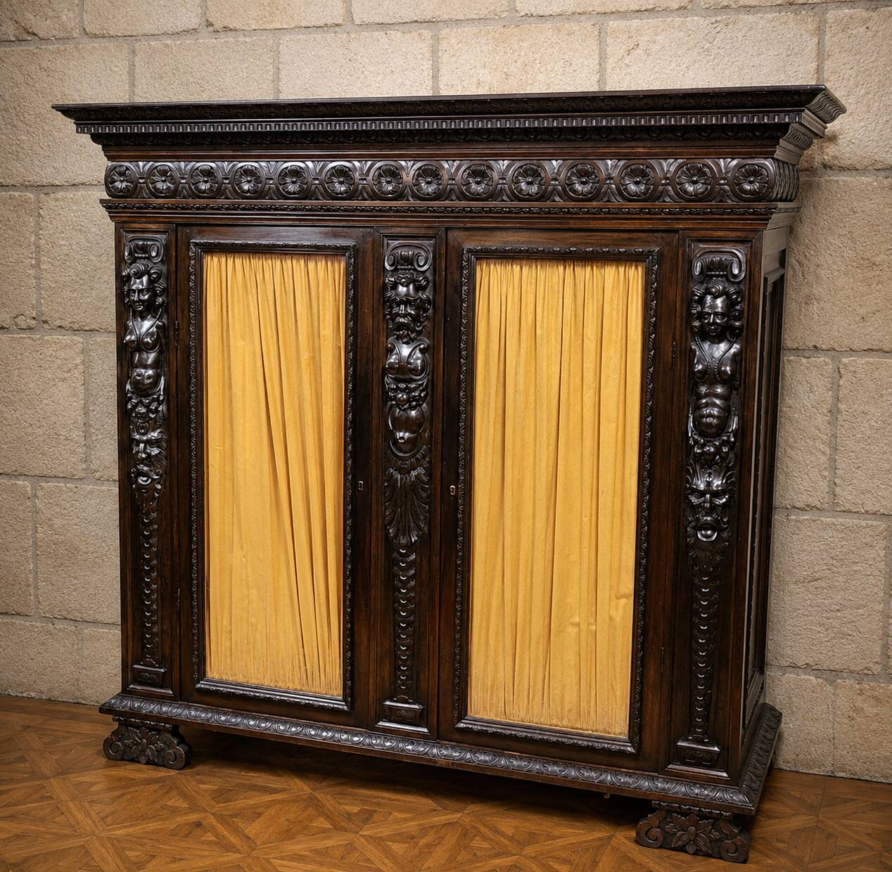 Important carved wooden library in Renaissance style, dating from the 19th century.