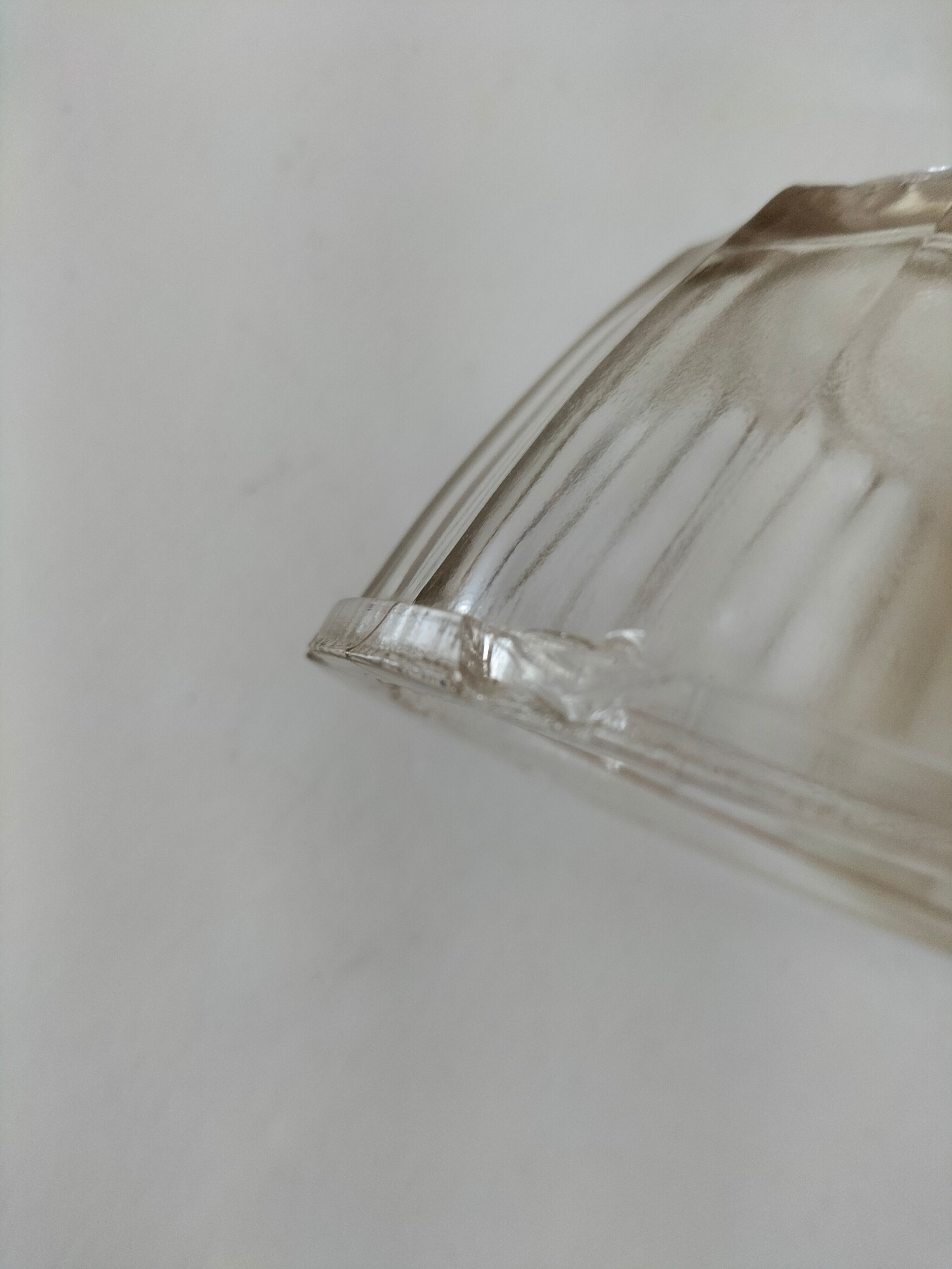 Beurrier vintage en verre pressé décor vache