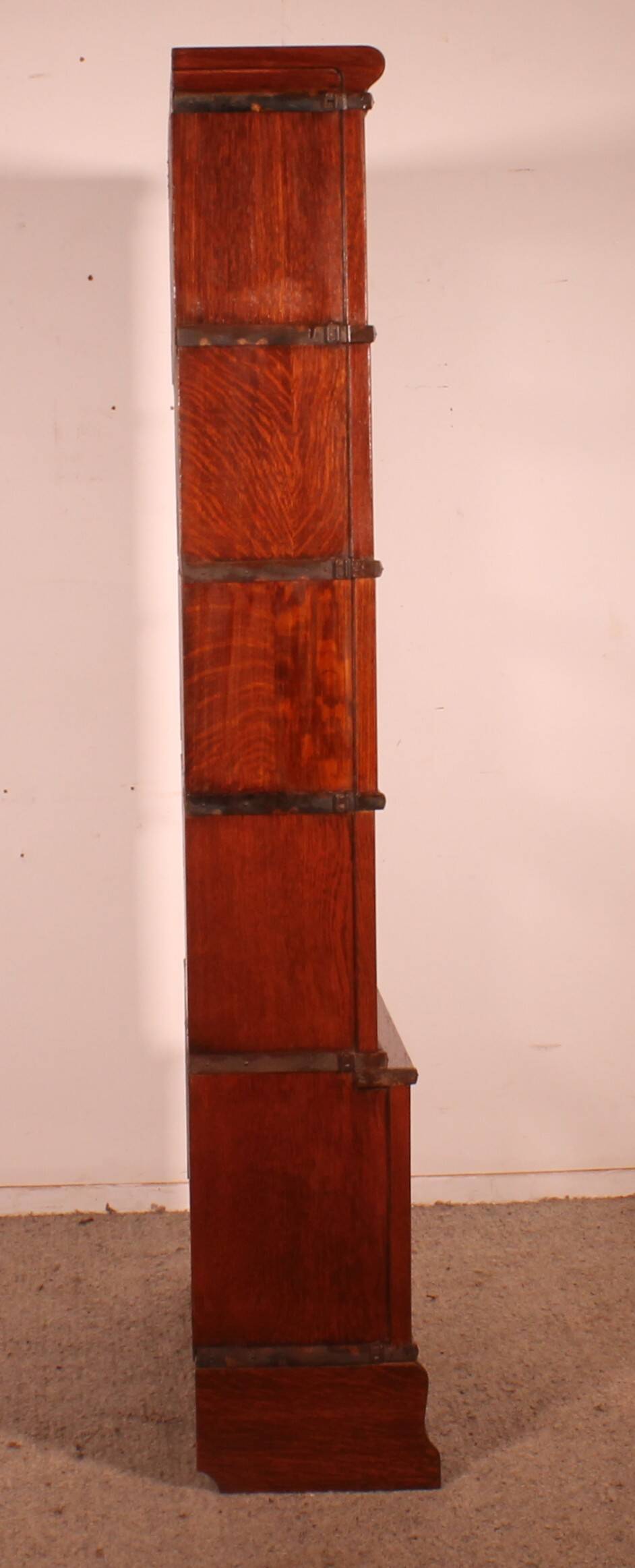 Globe Wernicke Bookcase in Oak, 5 Sections with a Projection