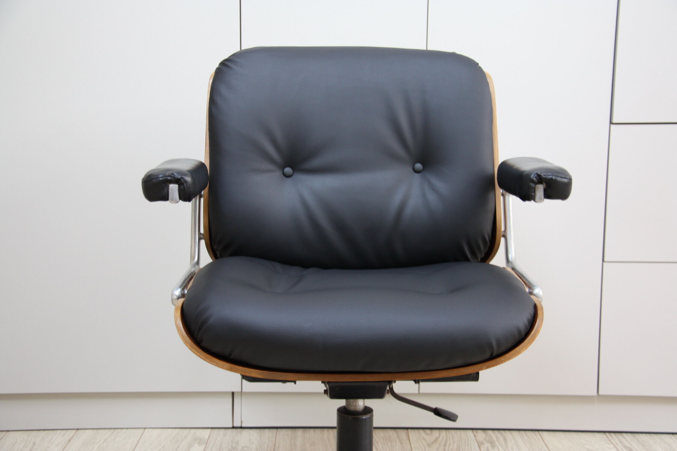 Vintage swivel office armchair in black leather and wood by Giroflex 60s